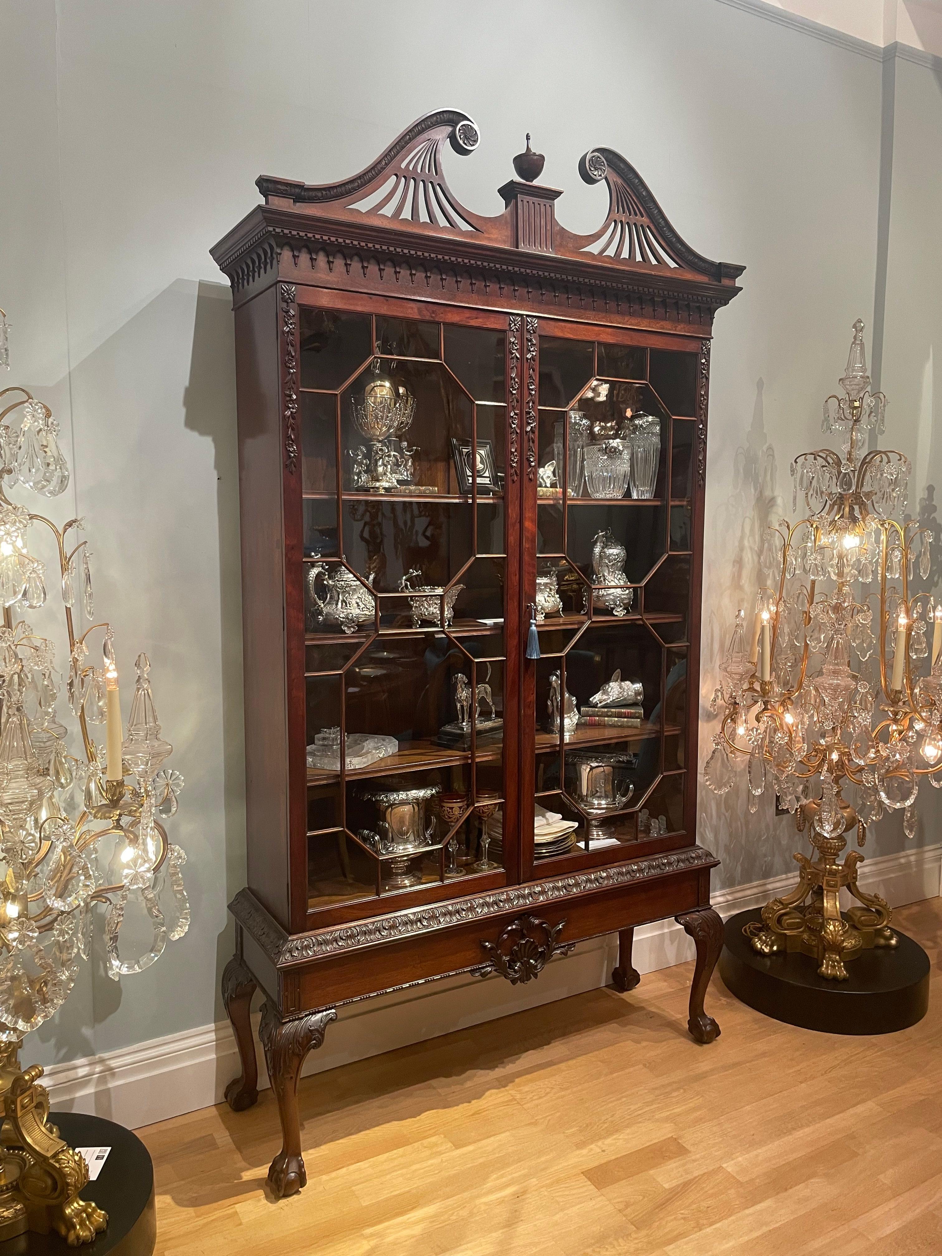 Vitrina del siglo XIX a la manera de Thomas Chippendale en Bueno estado para la venta en London, GB