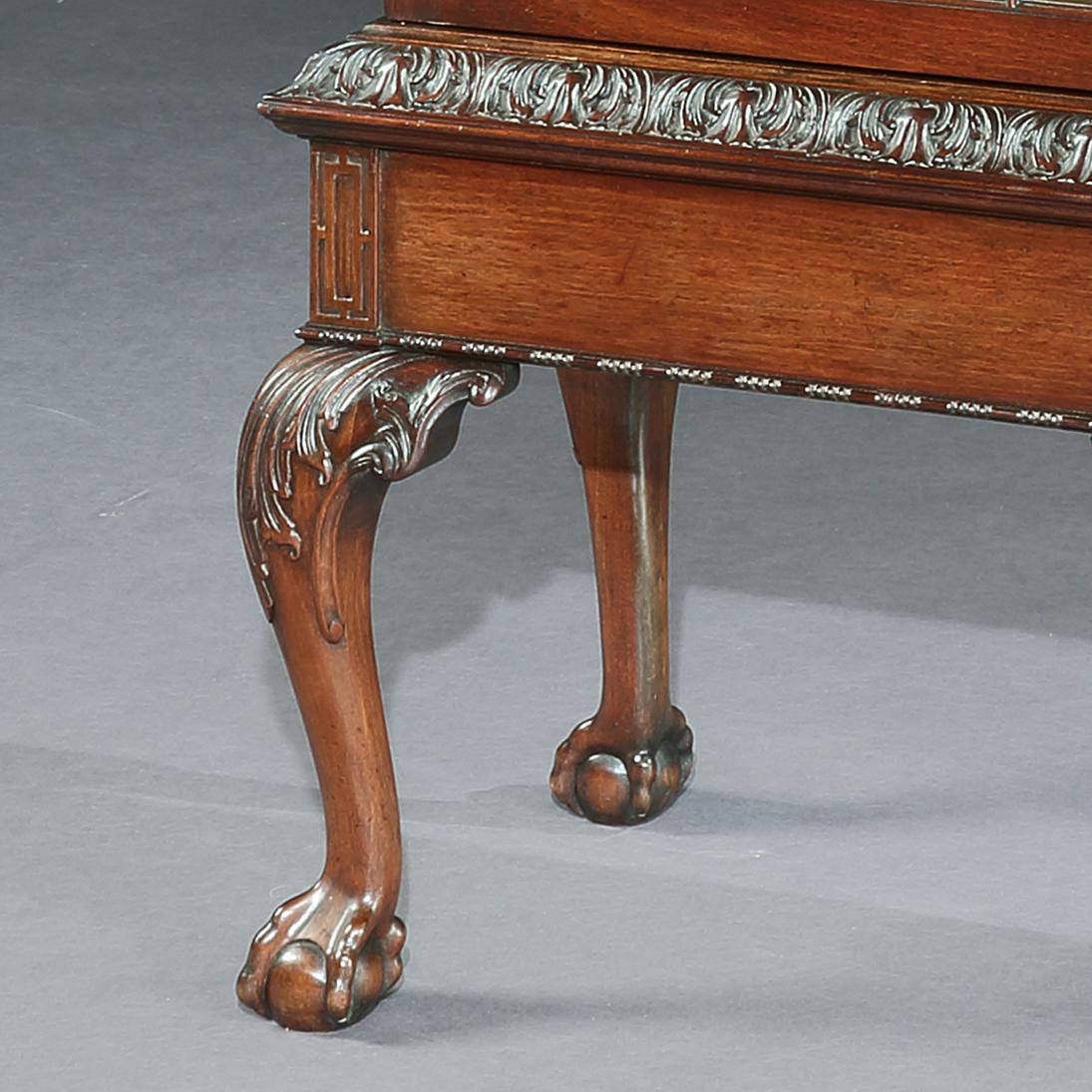 Vitrina del siglo XIX a la manera de Thomas Chippendale siglo XX en venta