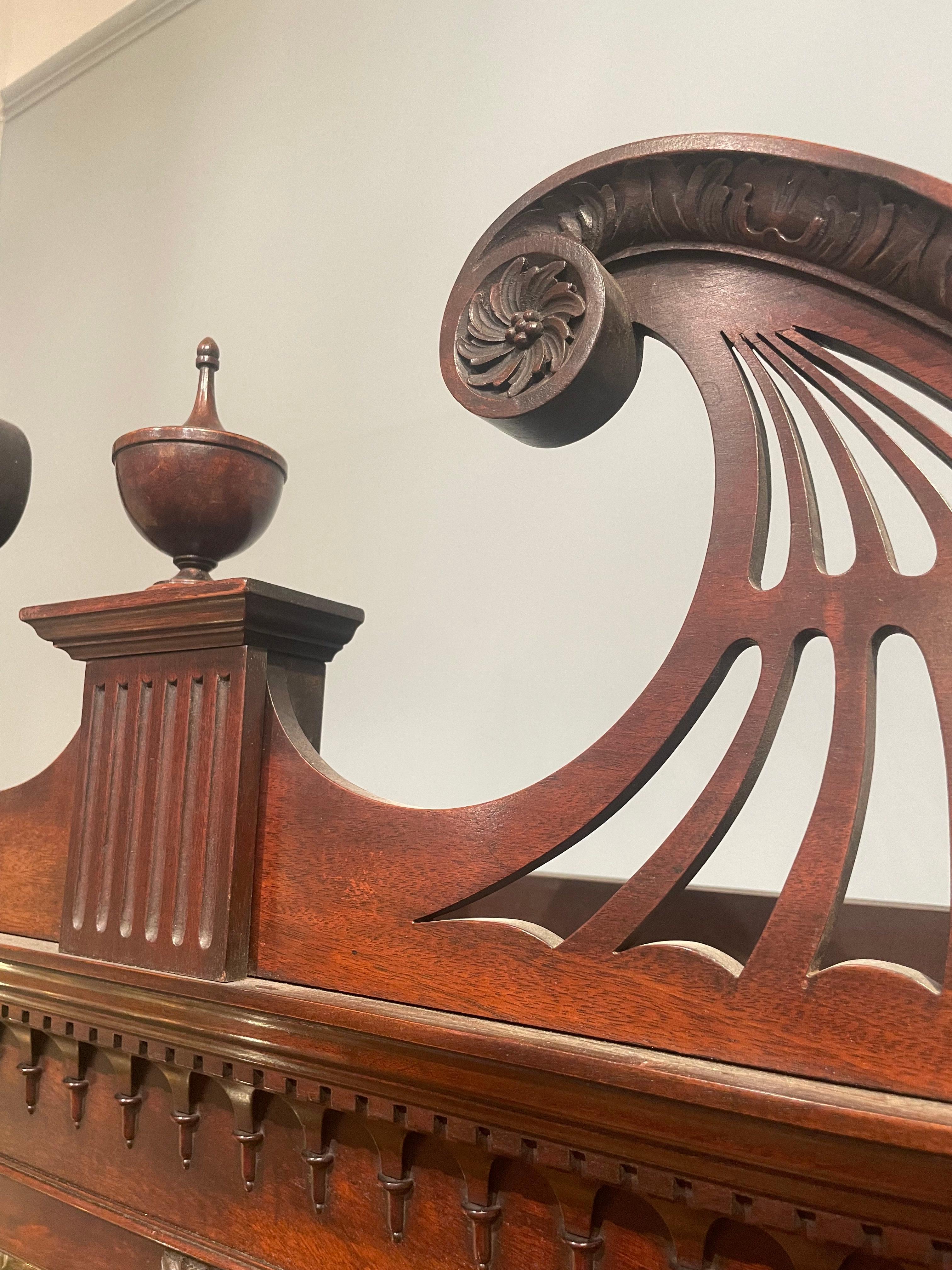 Vitrina del siglo XIX a la manera de Thomas Chippendale en venta 2