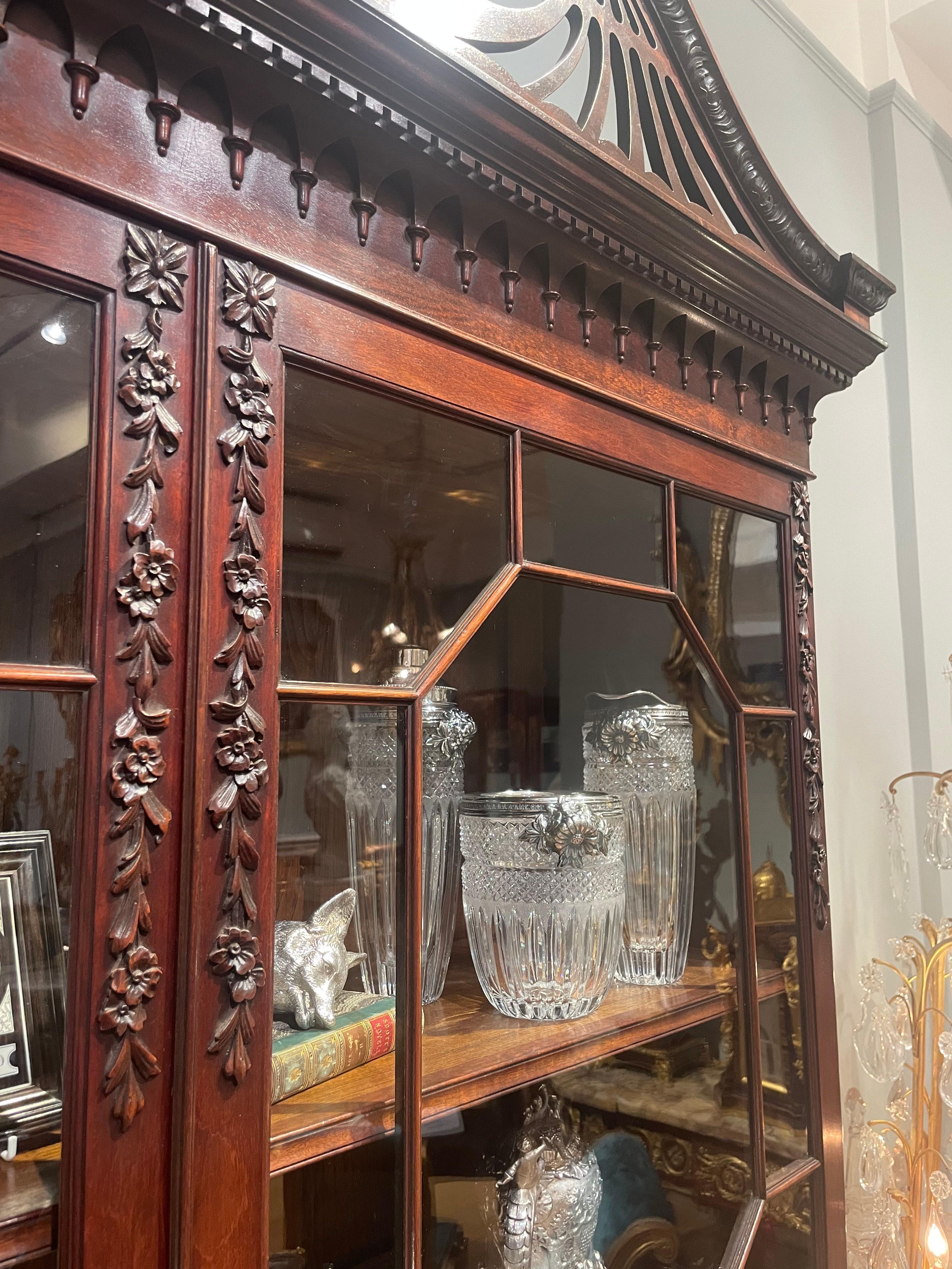 Vitrina del siglo XIX a la manera de Thomas Chippendale en venta 3