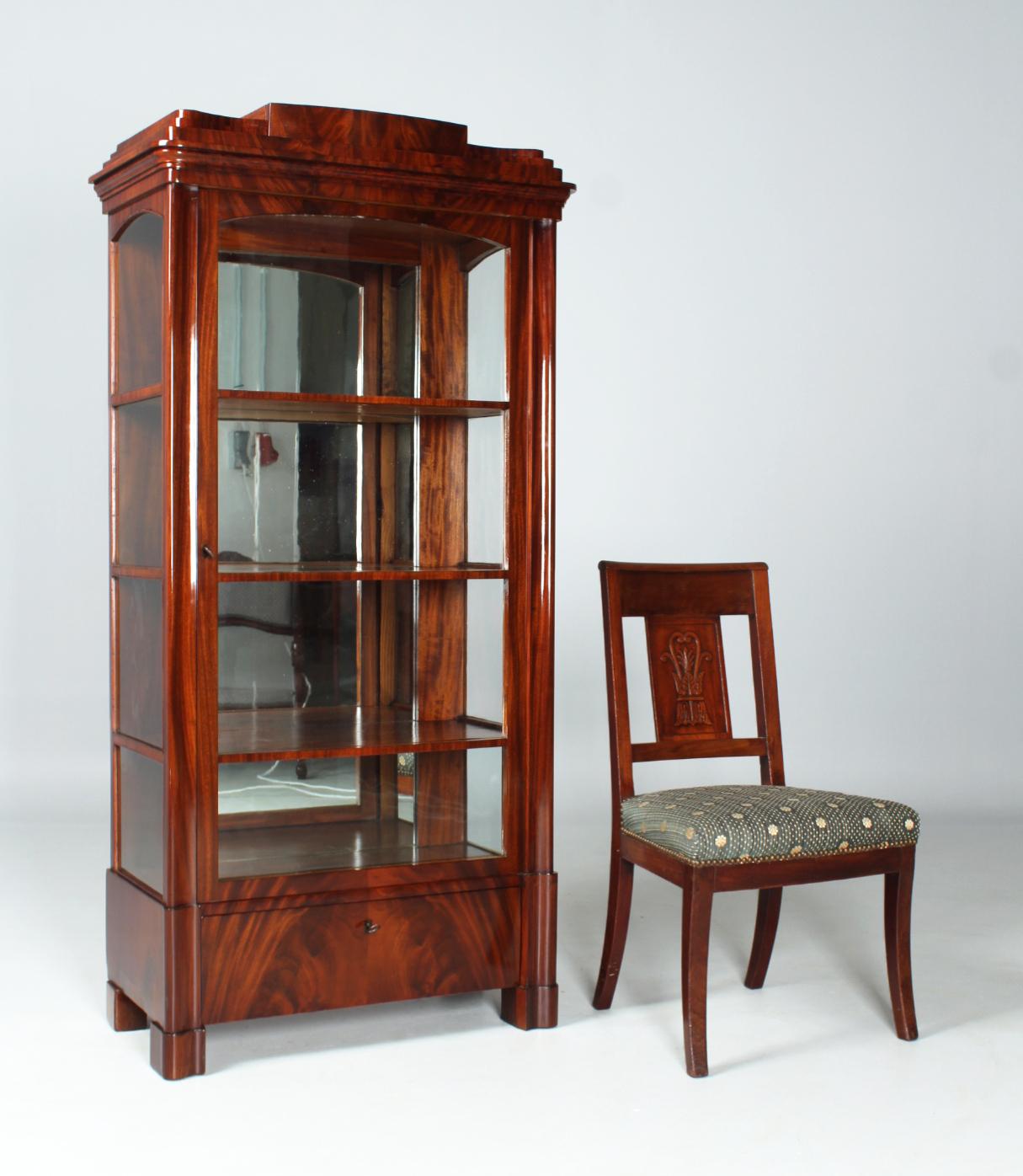 Antique, three-sided glazed Biedermeier display case, mahogany veneer

Berlin / Brandenburg
Mahogany
Biedermeier around 1835

Dimensions: H x W x D: 163 x 80 x 43 cm

Description:
Showcase cabinet standing on block feet and glazed on three