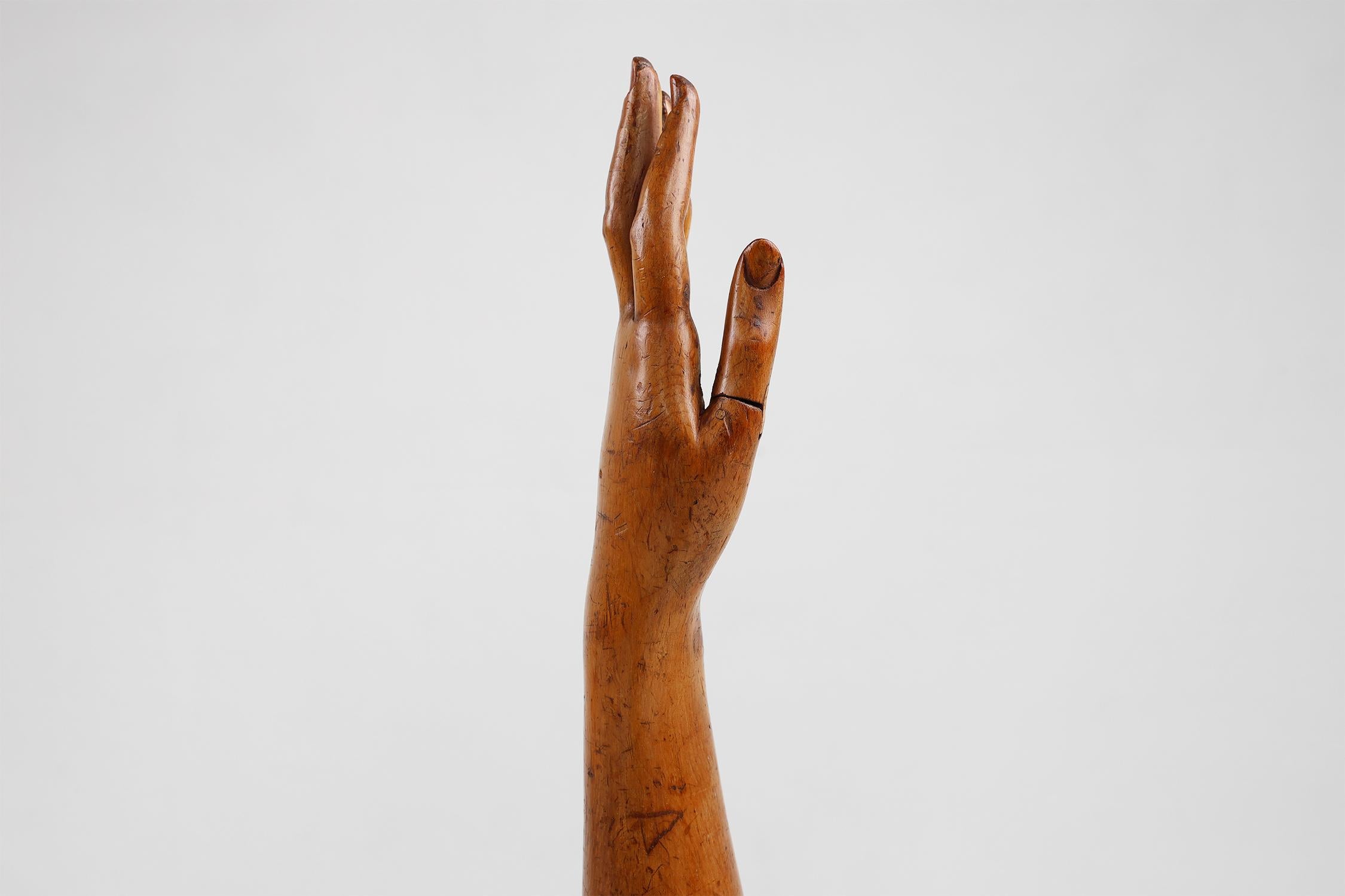 Francia / 1900 / mano de maniquí / pino / Rústico / Mediados de siglo

Mano de maniquí elegantemente tallada, realizada en madera de pino con golpe articulado. Esta escultura de madera, muy decorativa, se fabricó en Francia hacia 1900. Este raro