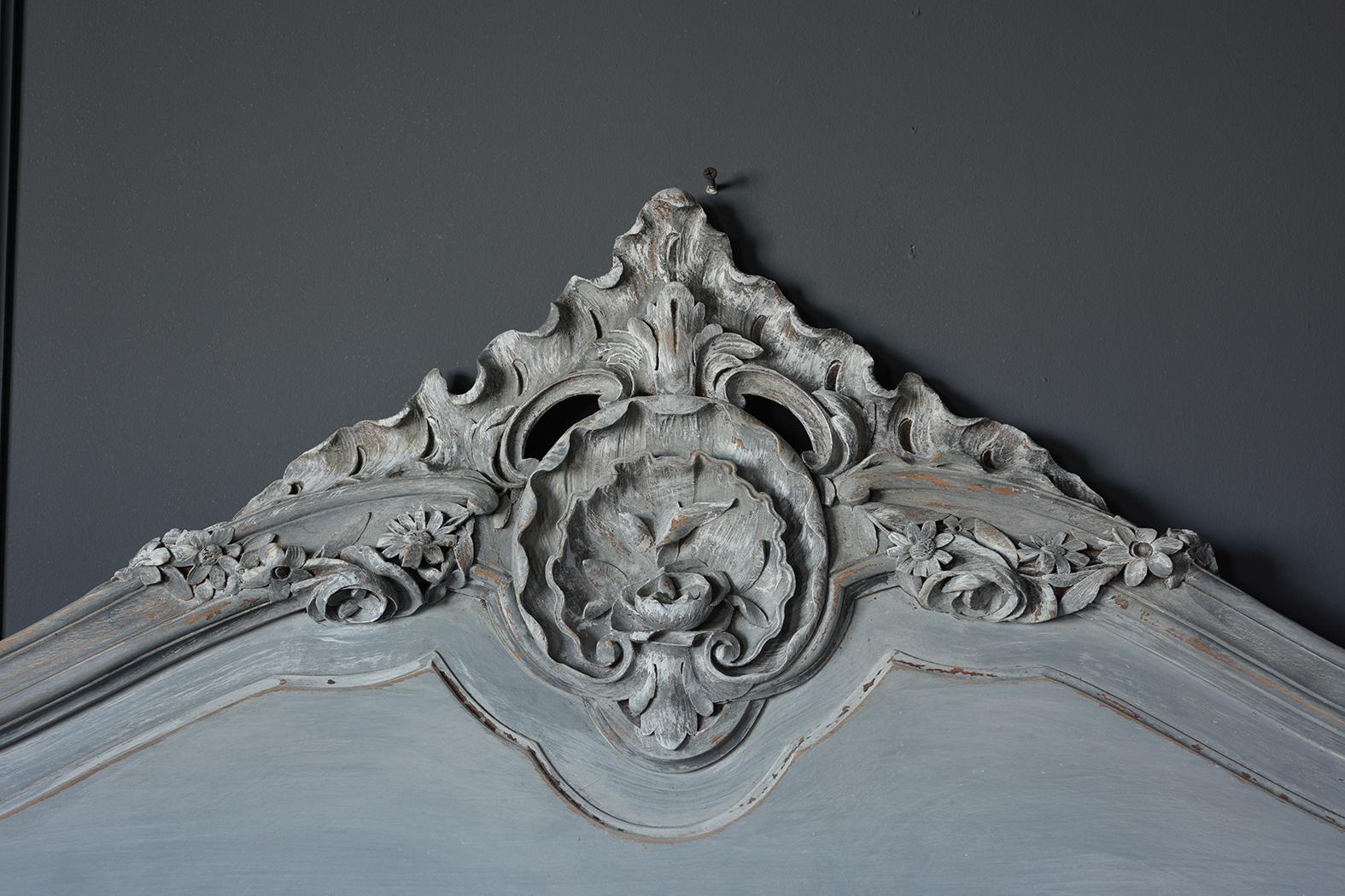 19. Jahrhundert Distressed Finish Louis XV Stil Bettgestell (Handgeschnitzt)