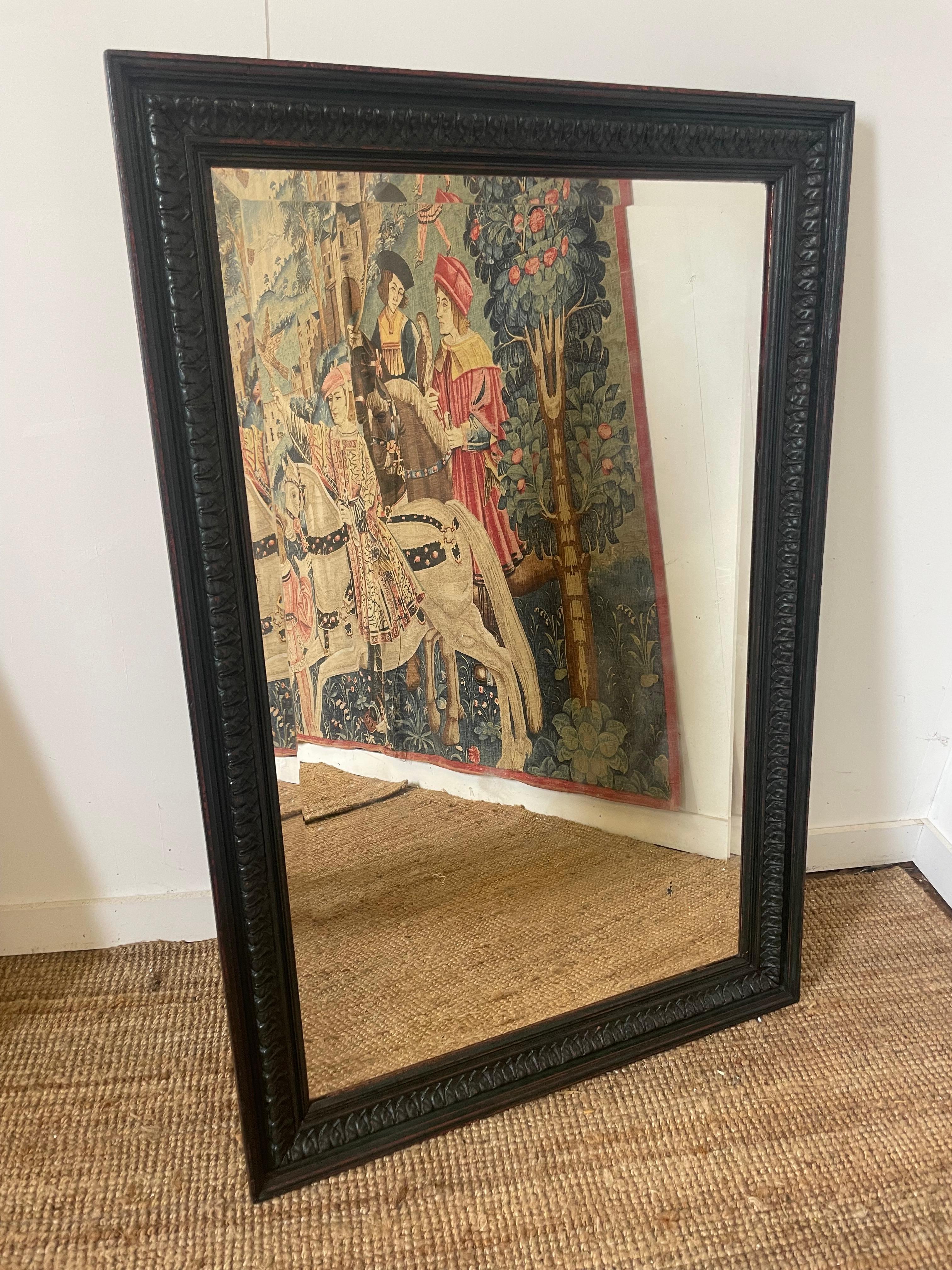 Très décoratif grand miroir mural en bois sculpté et peint à l'ancienne du 19ème siècle 

Français vers 1870 avec plaque de miroir et panneaux arrière d'origine 

Largeur 93 cm ou 36 3/4 pouces 

Hauteur 138 cm ou 54.5 pouces 