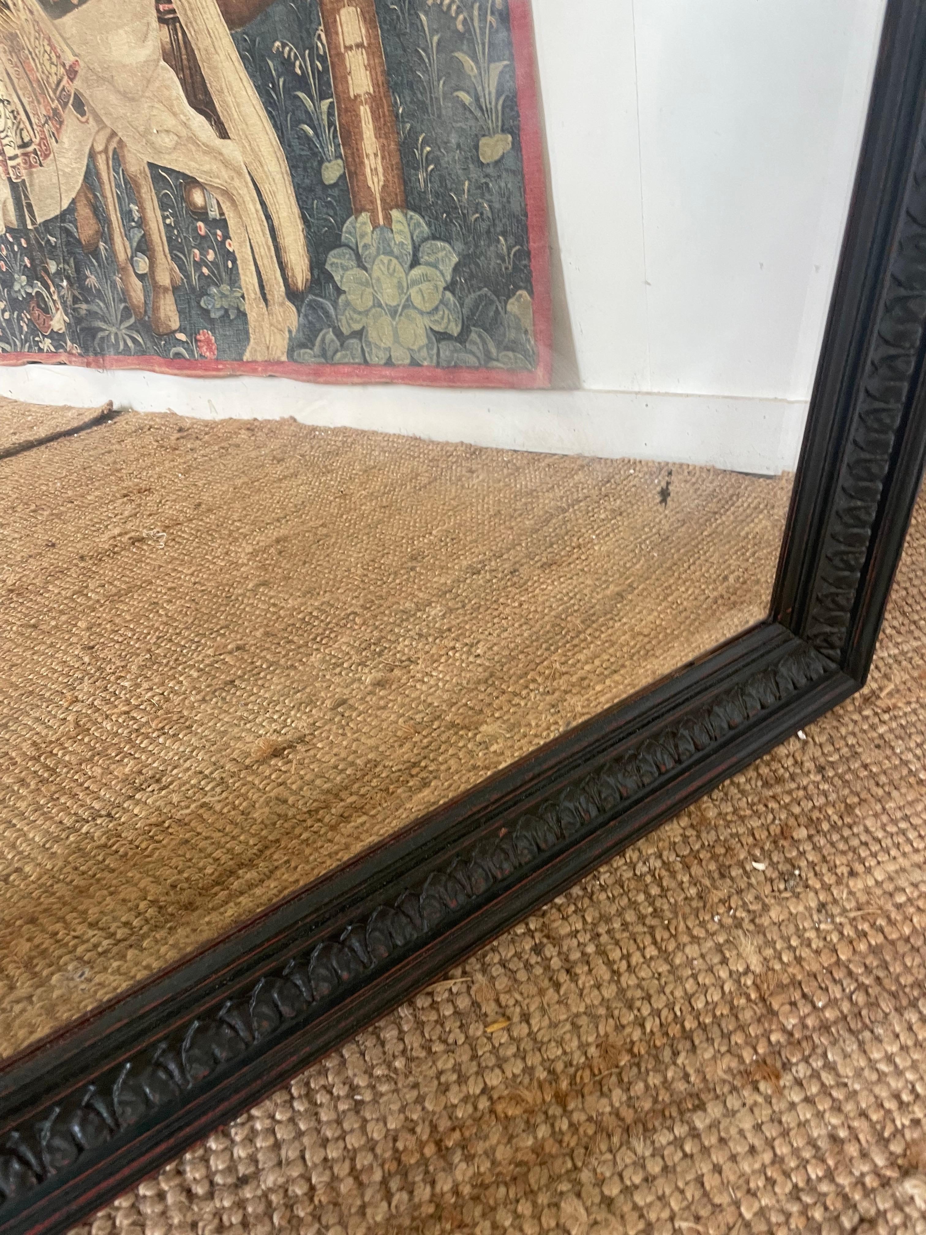 Chêne Grand miroir mural du 19e siècle, peint en relief en vente