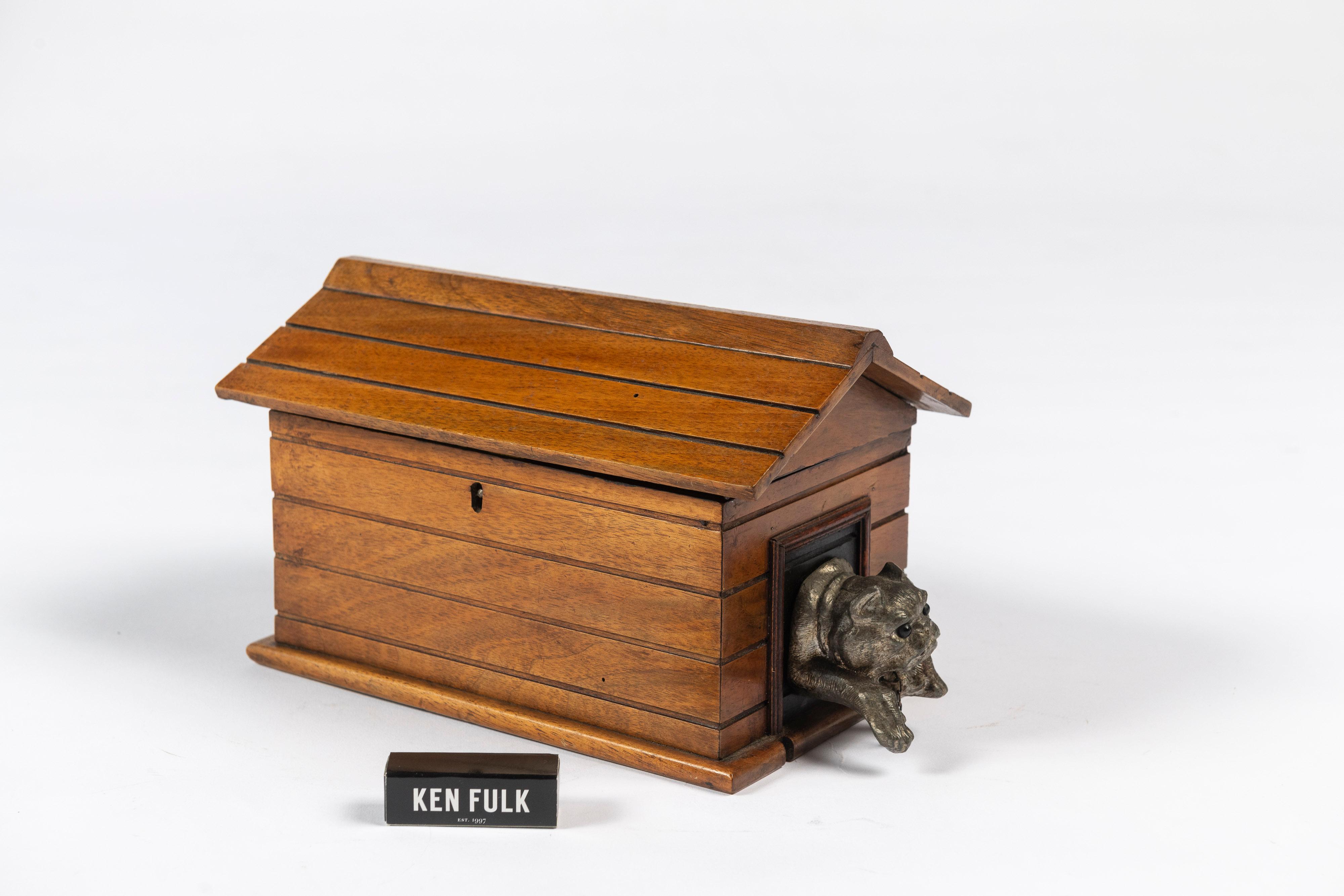 Charmante boîte à cigares ou cave à cigares du 19e siècle gardée par un chien en métal avec des yeux en verre sur un court bail. Ces boîtes sont parfaites pour les collectionneurs de boîtes, d'objets à thème canin ou d'accessoires pour fumeurs.