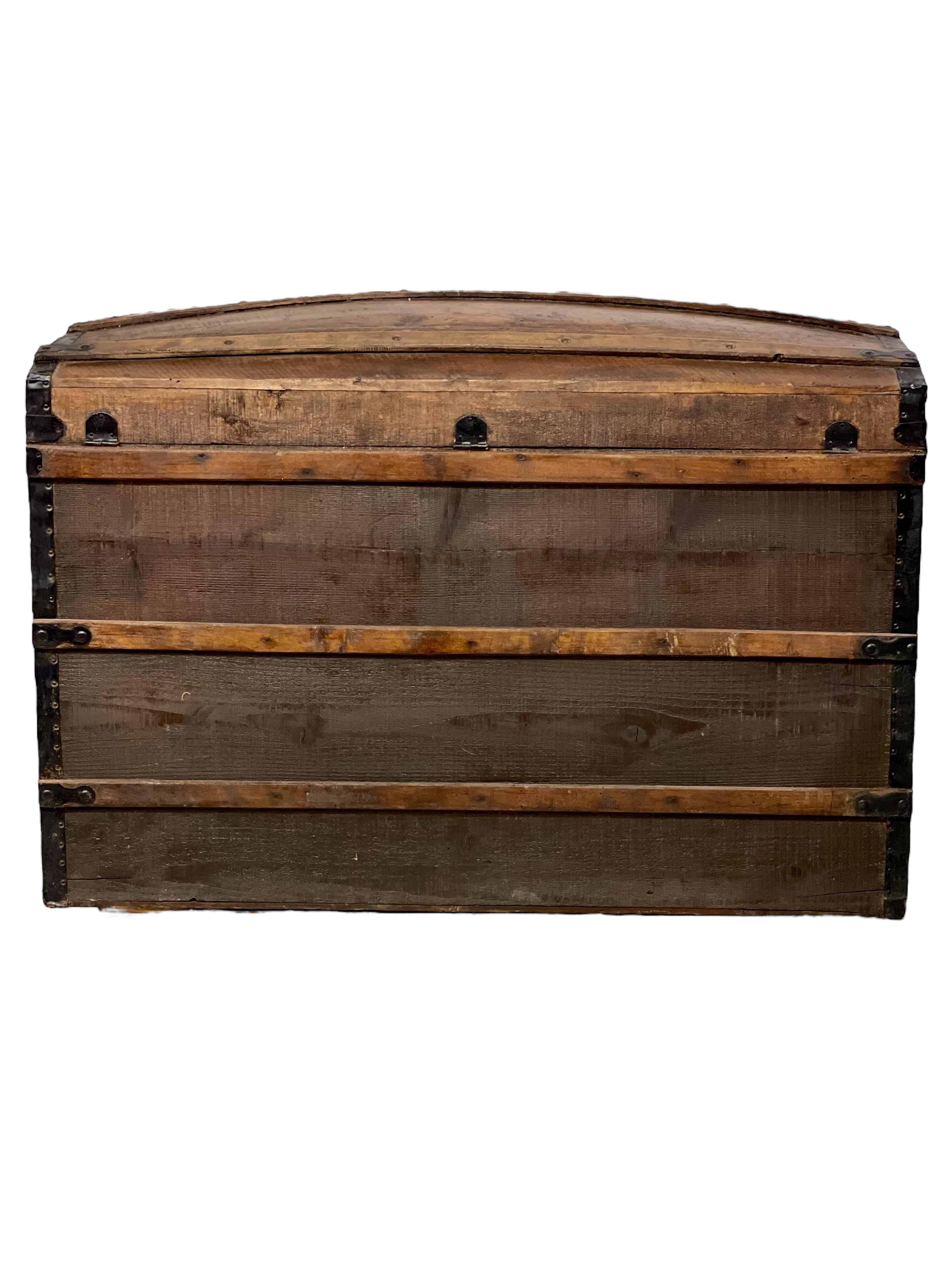 Malle à dôme du 19ème siècle, Circa 1880 en vente 4