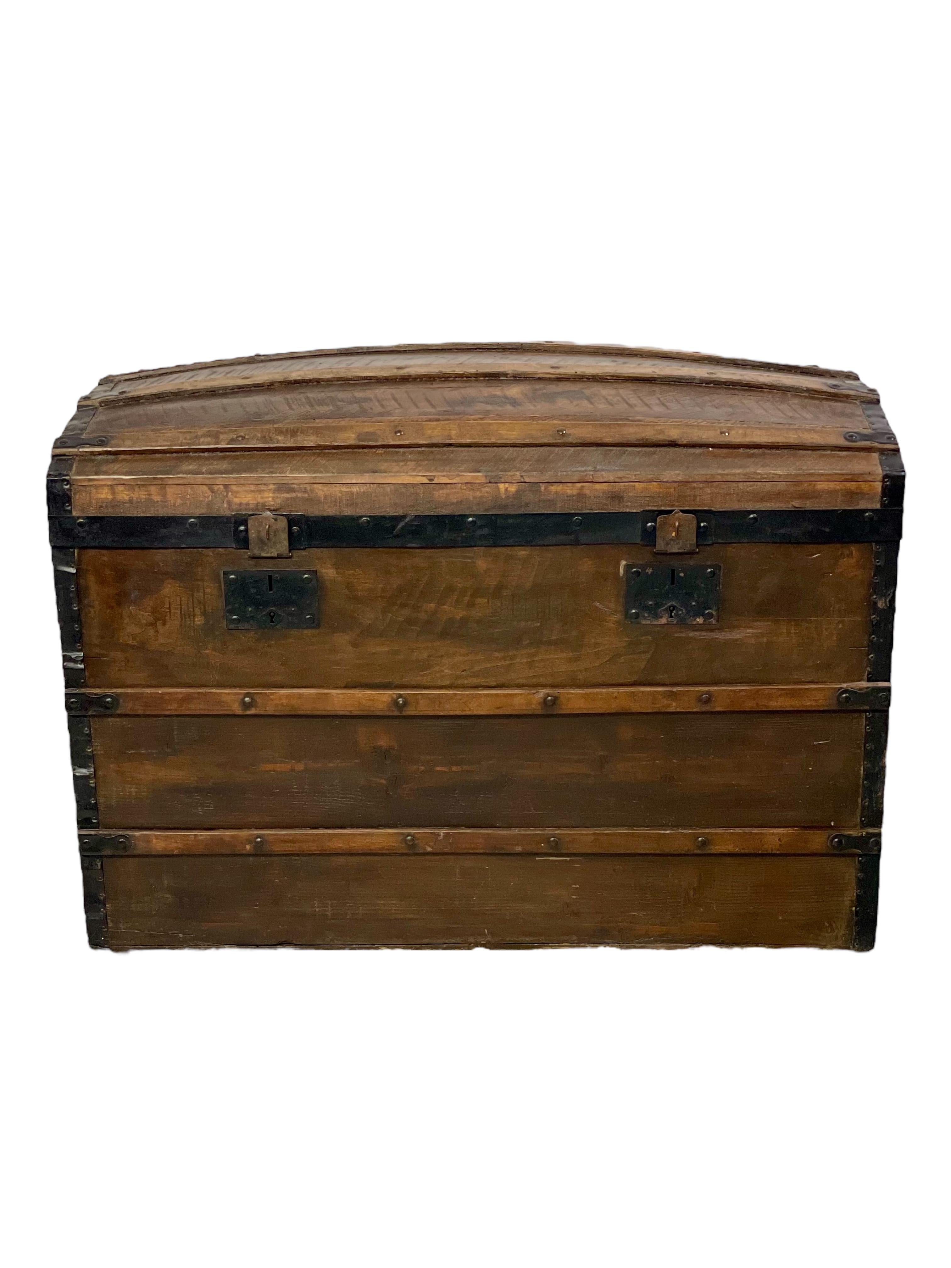 Malle à dôme du 19ème siècle, Circa 1880 en vente 5
