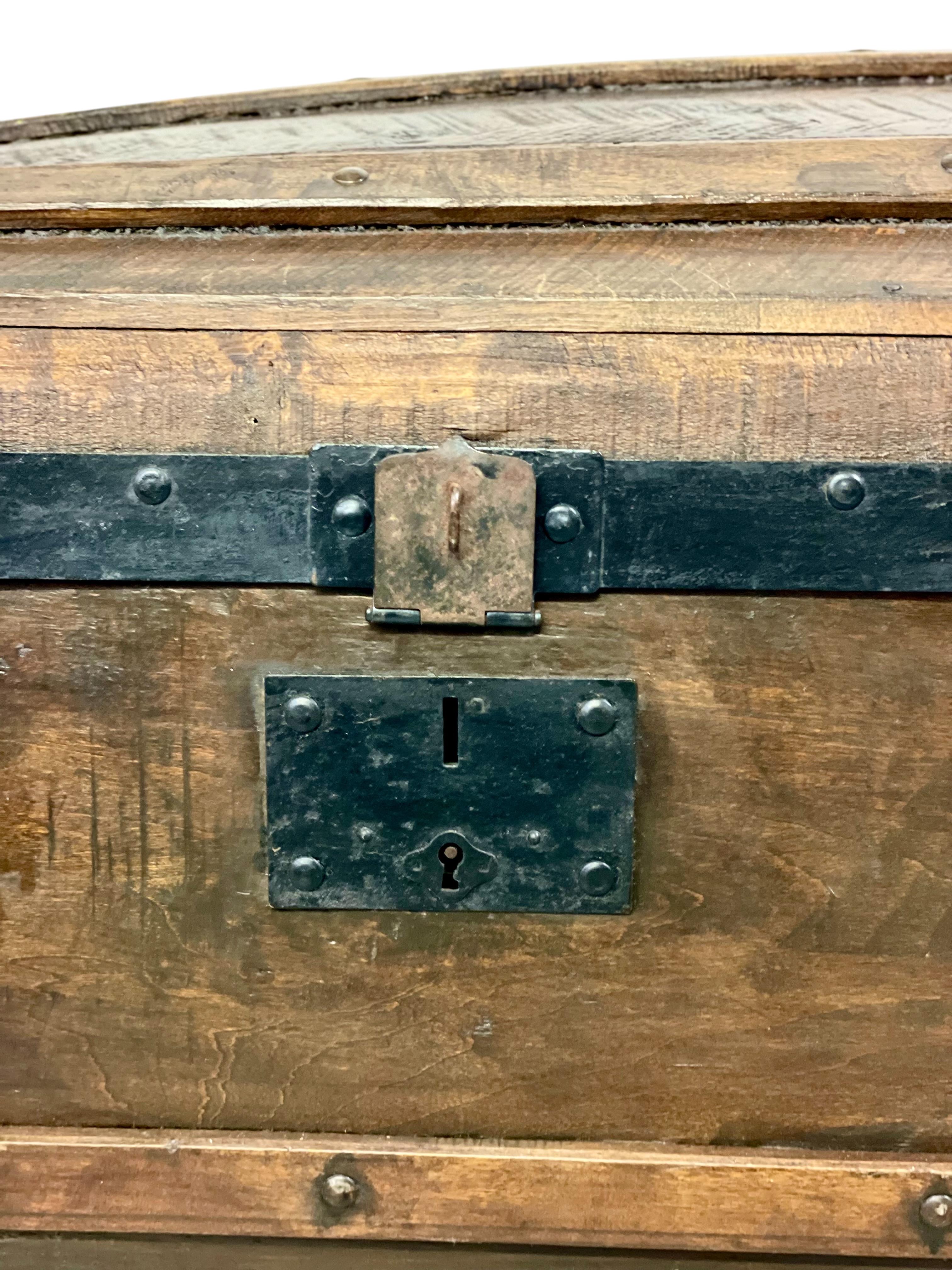 Fait main Malle à dôme du 19ème siècle, Circa 1880 en vente