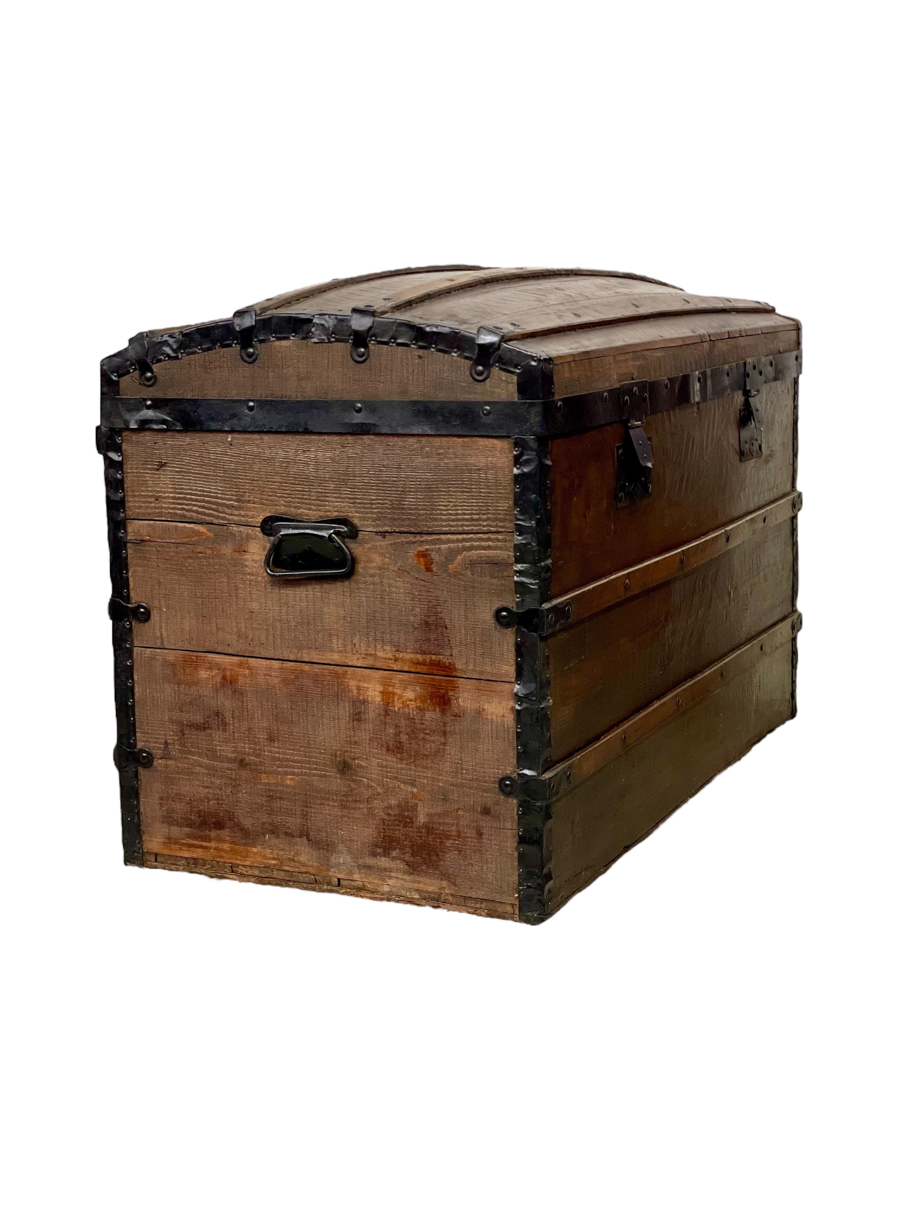 Fer Malle à dôme du 19ème siècle, Circa 1880 en vente