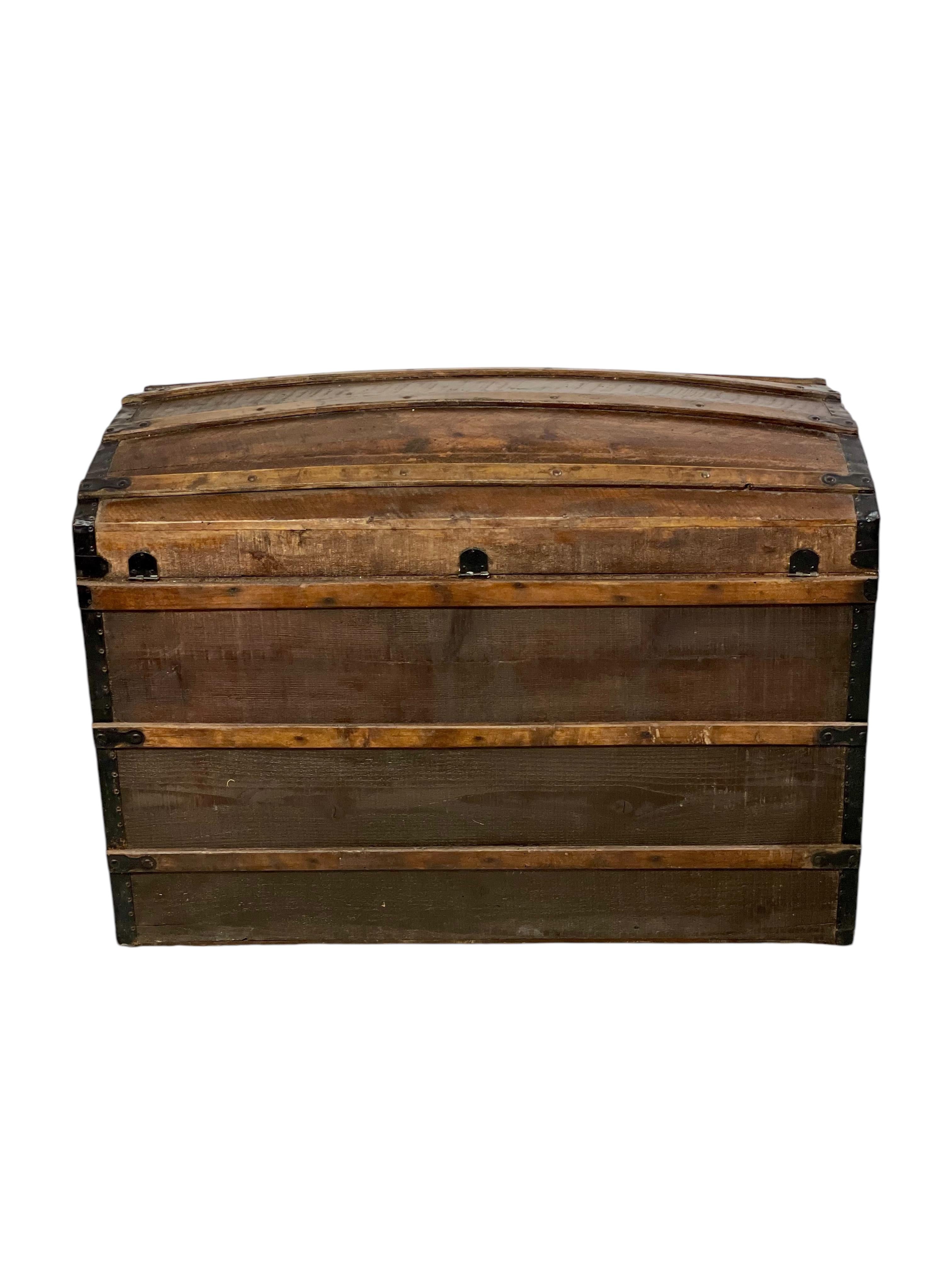 Malle à dôme du 19ème siècle, Circa 1880 en vente 2