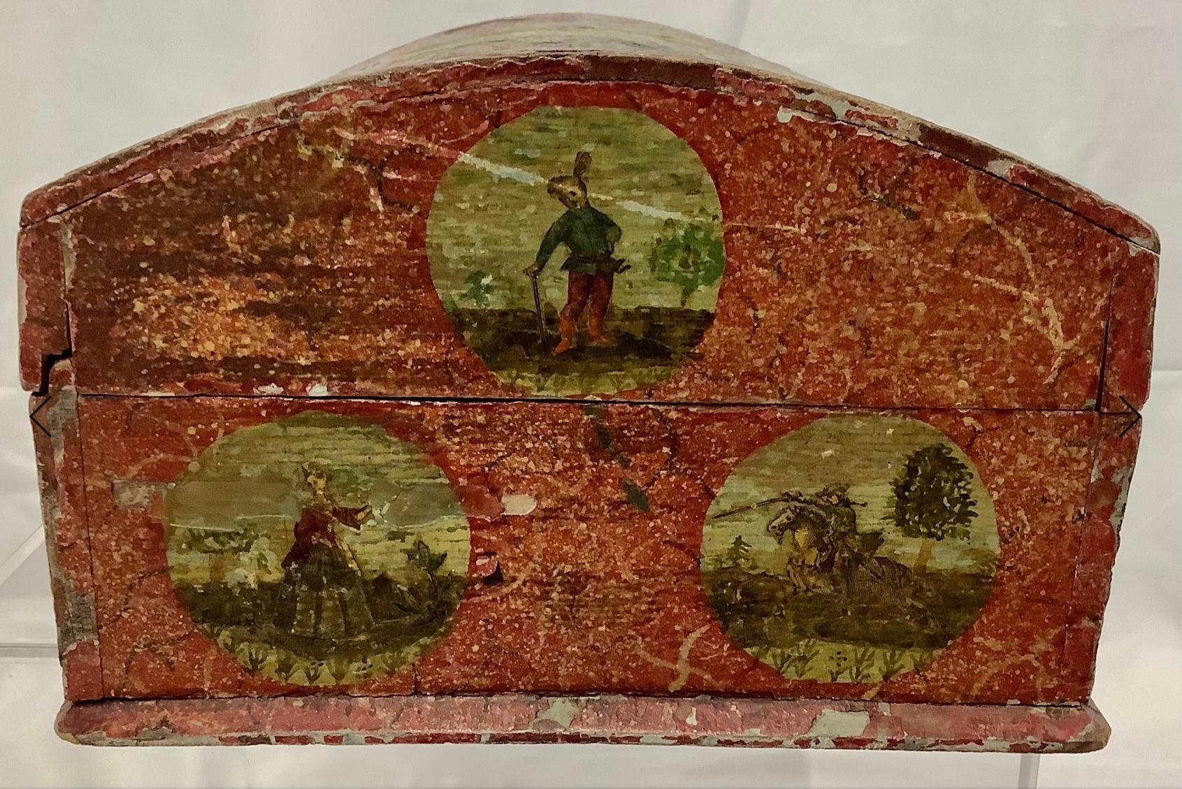 Boîte en bois peinte en forme de dôme et décorée de décorations, XIXe siècle Bon état - En vente à Bradenton, FL