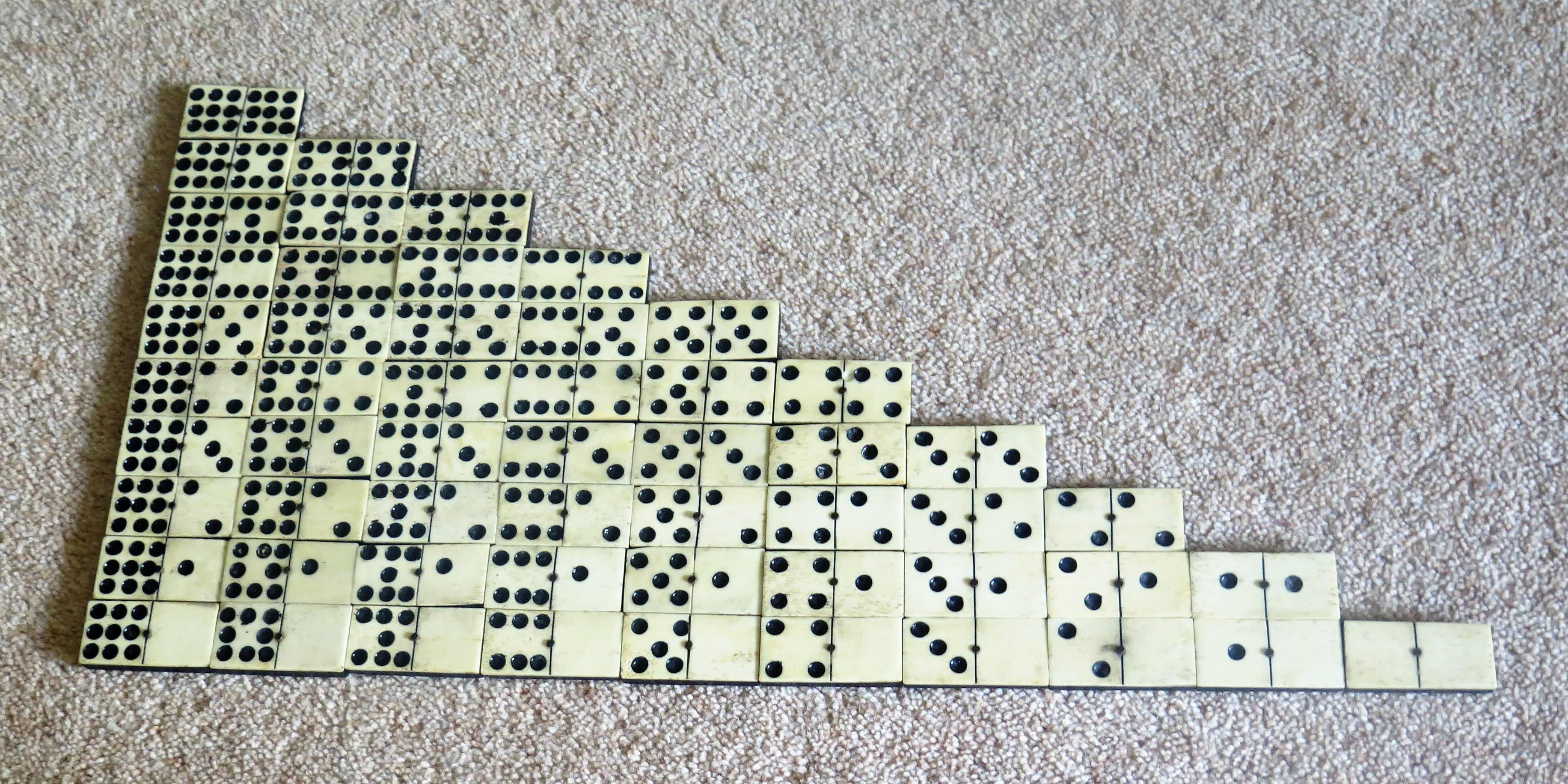 19th Century Dominoe Game 55 Piece Complete Set Double 9 Bovine Bone Spinners In Good Condition In Lincoln, Lincolnshire