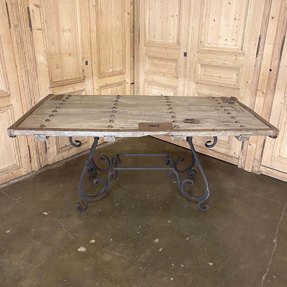 Une porte du 19e siècle transformée en table à manger en fer forgé représente une 