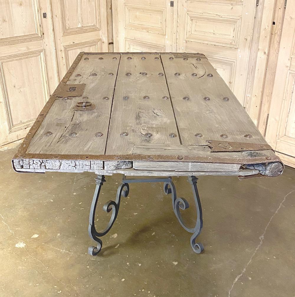 Fait main Table de salle à manger du 19ème siècle transformée en table en fer forgé en vente