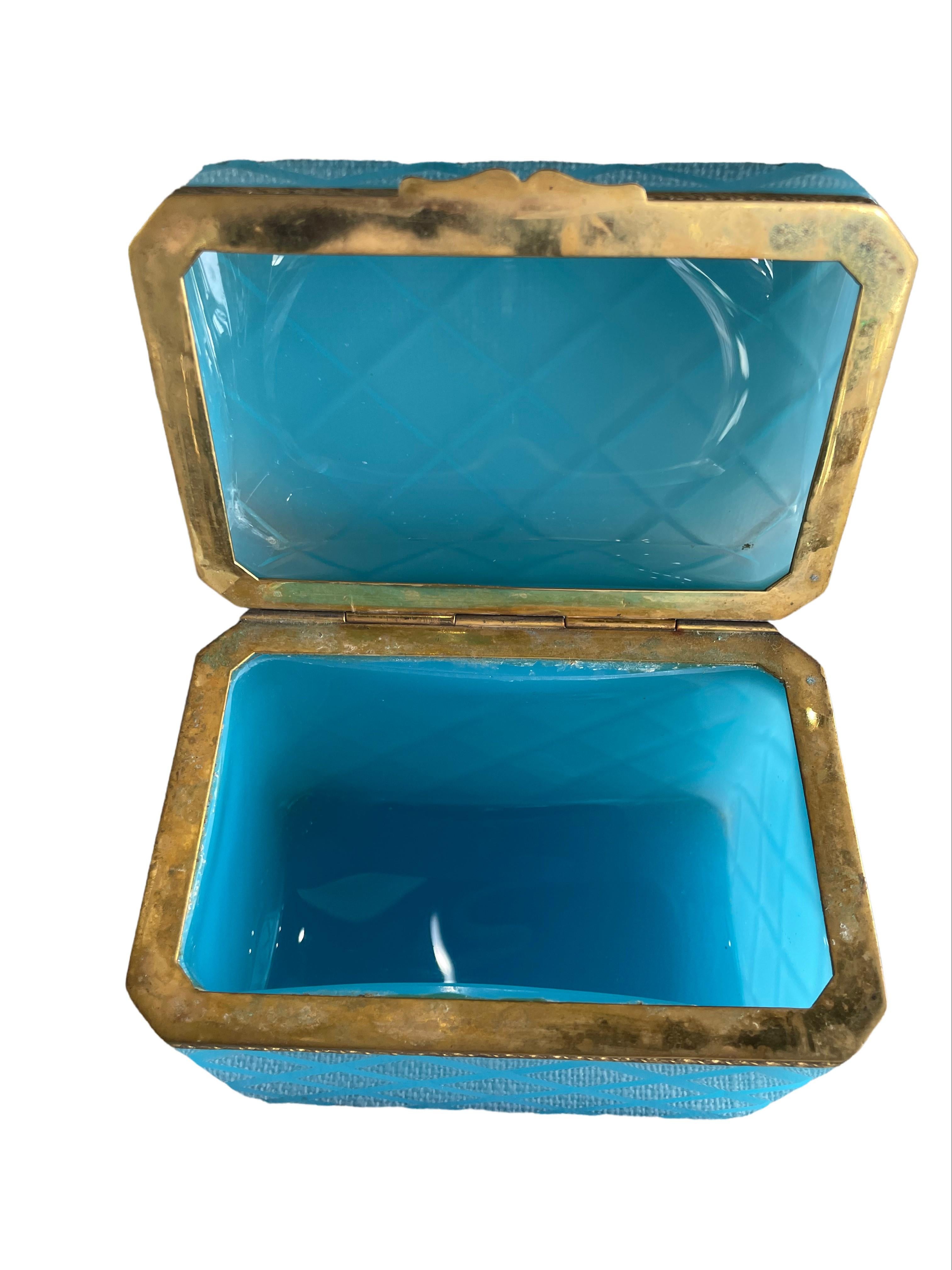 Français Boîte en cristal bleu opalin taillé du 19ème siècle montée sur bronze doré en vente