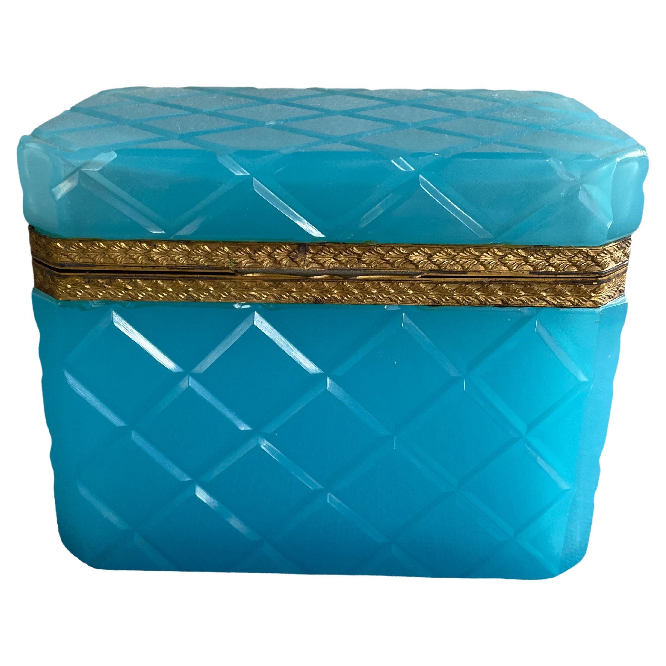 Boîte en cristal bleu opalin taillé du 19ème siècle montée sur bronze doré en vente