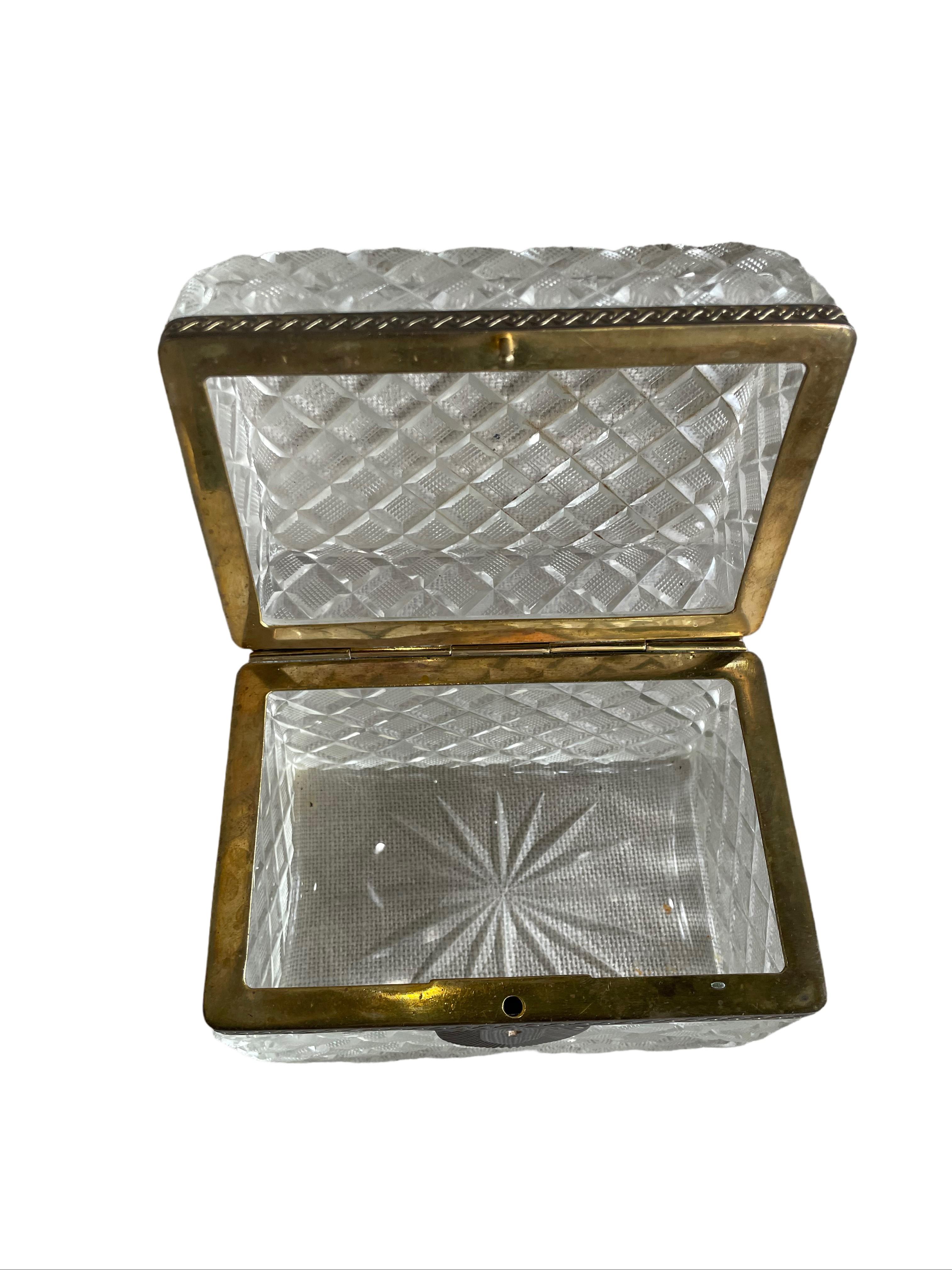 Facetté Boîte en cristal taillé montée sur bronze Dore du 19e siècle en vente