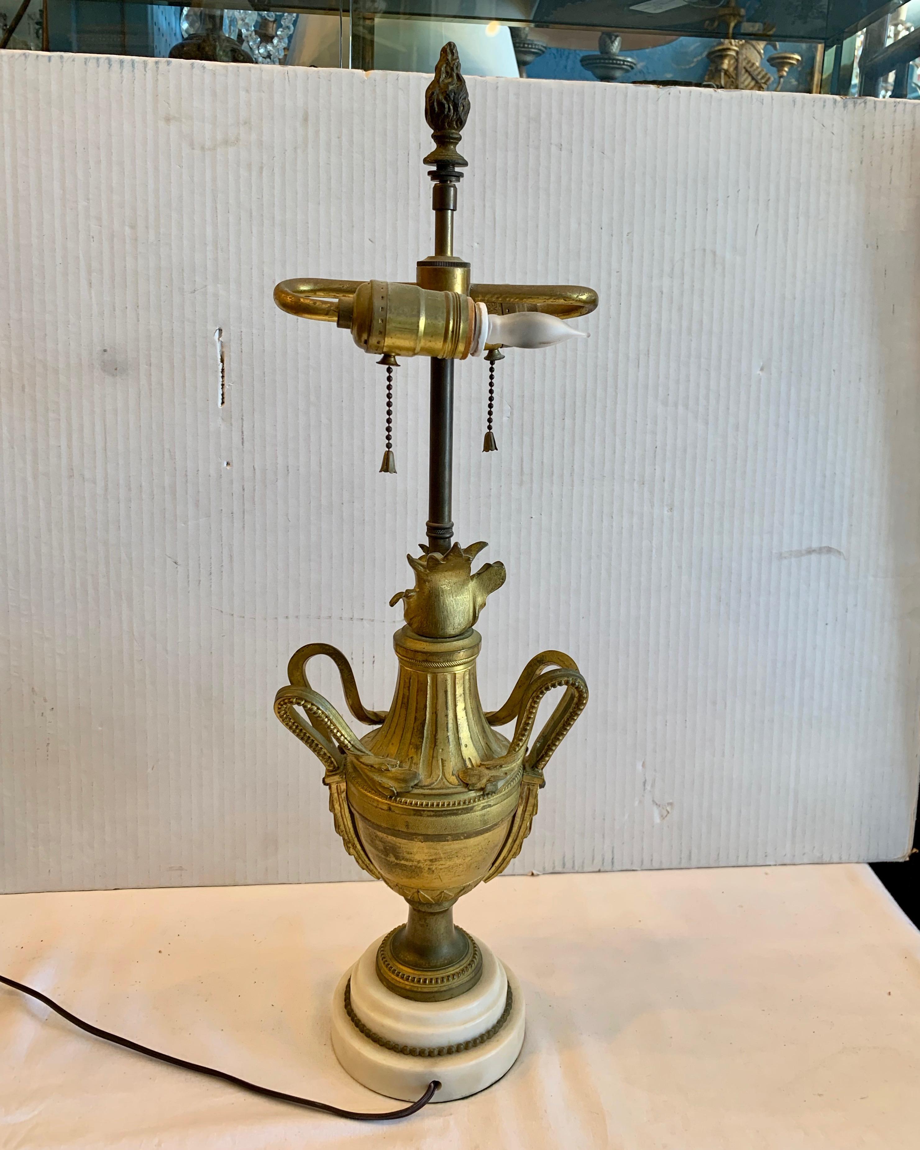 19TH Jahrhundert Dore' Bronze Tischlampe im Angebot 6