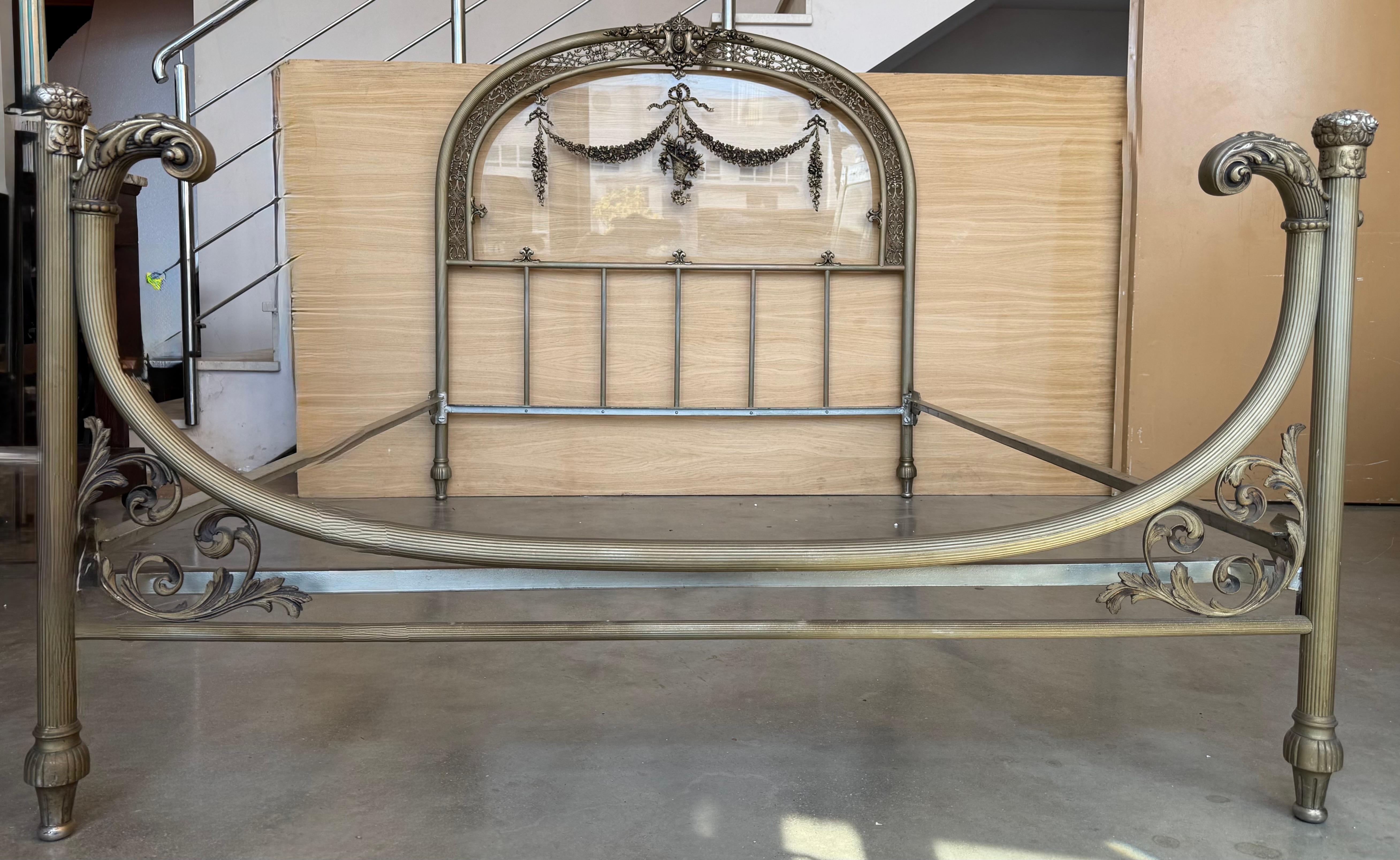 19. Jahrhundert Doppelschlafzimmer Französisch Belle Époque Bronze Eisen Messing und Glas im Zustand „Gut“ im Angebot in Miami, FL