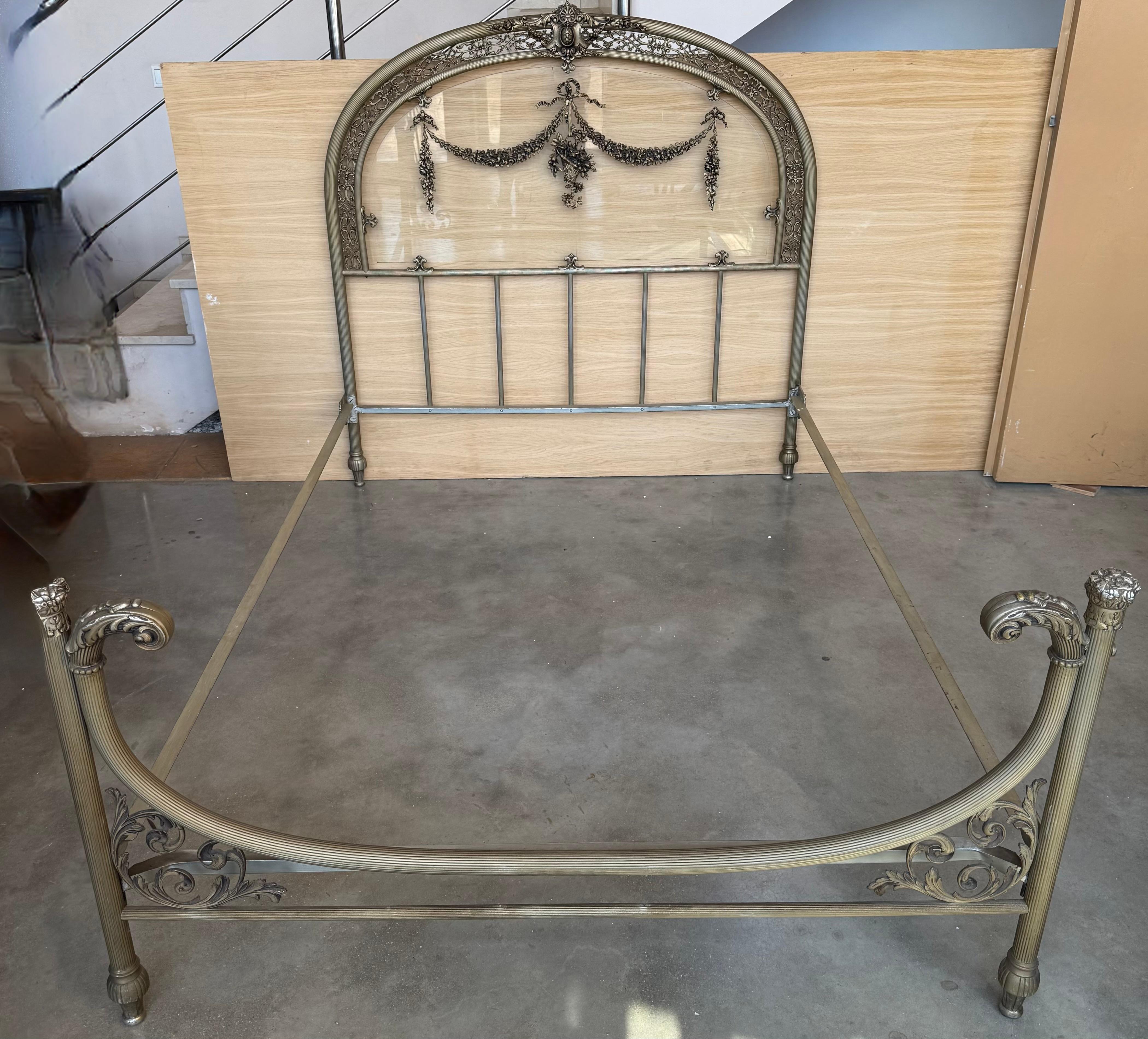19. Jahrhundert Doppelschlafzimmer Französisch Belle Époque Bronze Eisen Messing und Glas im Angebot 1