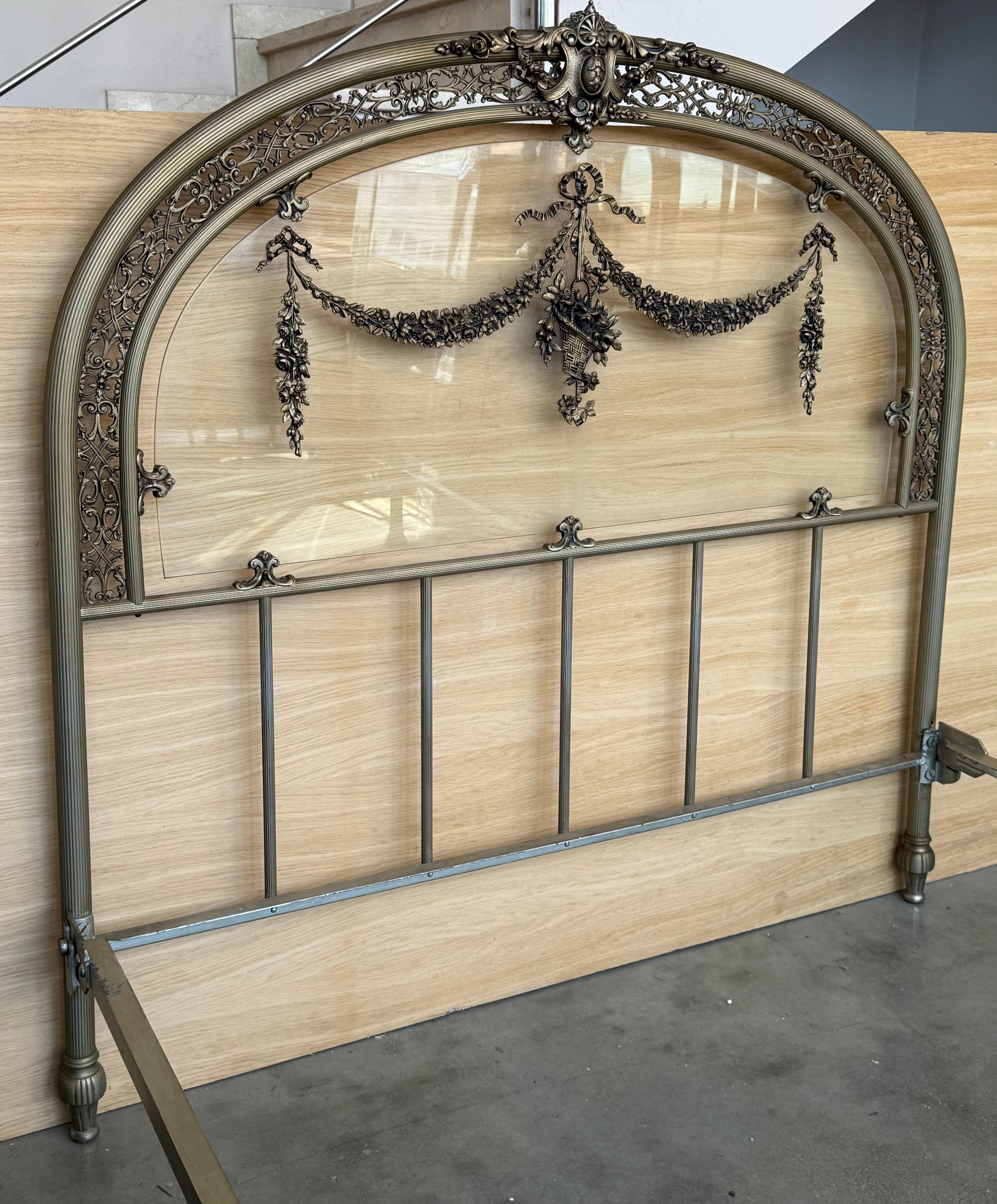 19. Jahrhundert Doppelschlafzimmer Französisch Belle Époque Bronze Eisen Messing und Glas im Angebot 4