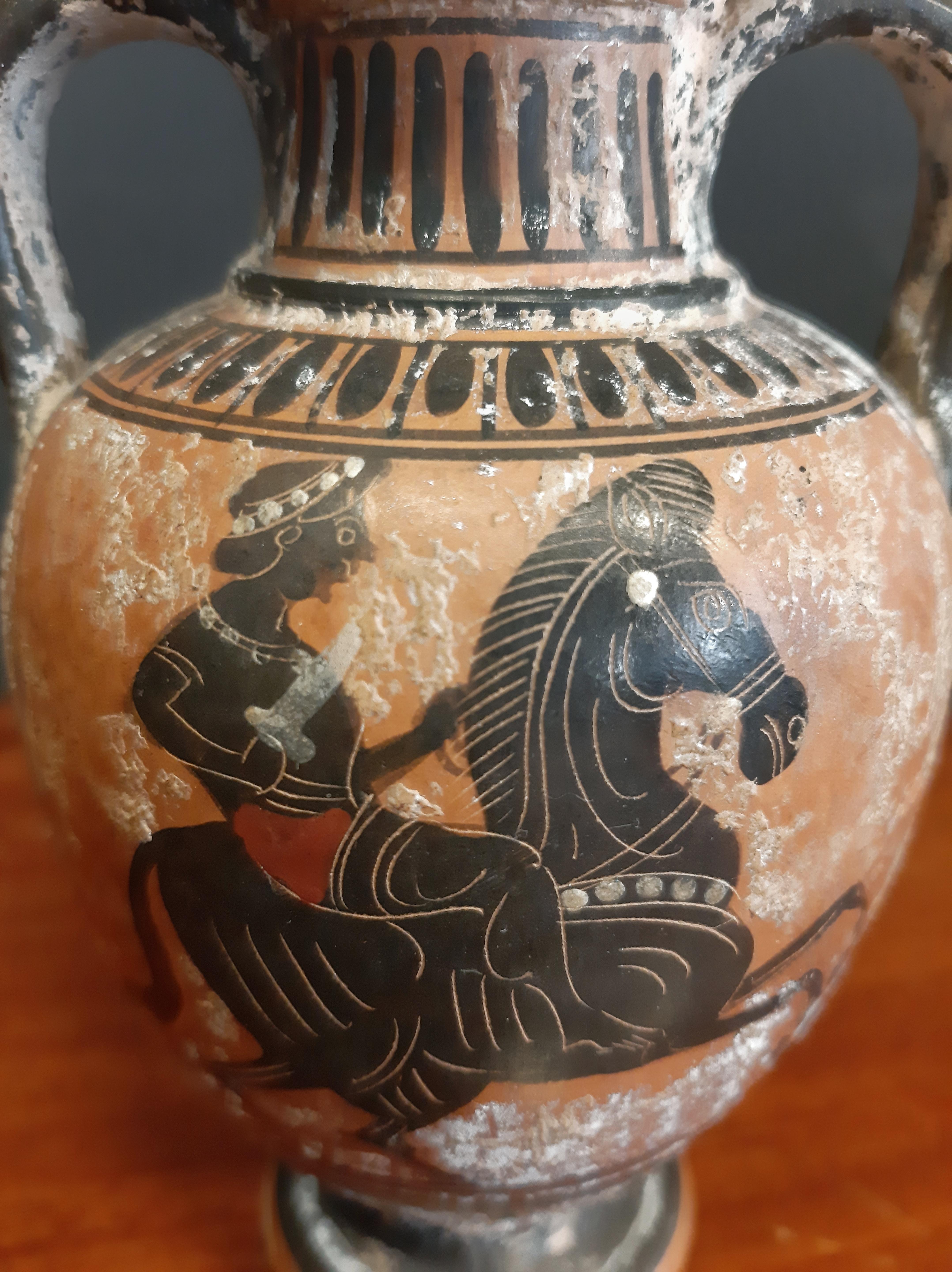Ce vase de style grec classique à double anse fait bonne impression dans tous les intérieurs

Hauteur : 15.5 cm
Diamètre : 9 cm

19ème siècle 
