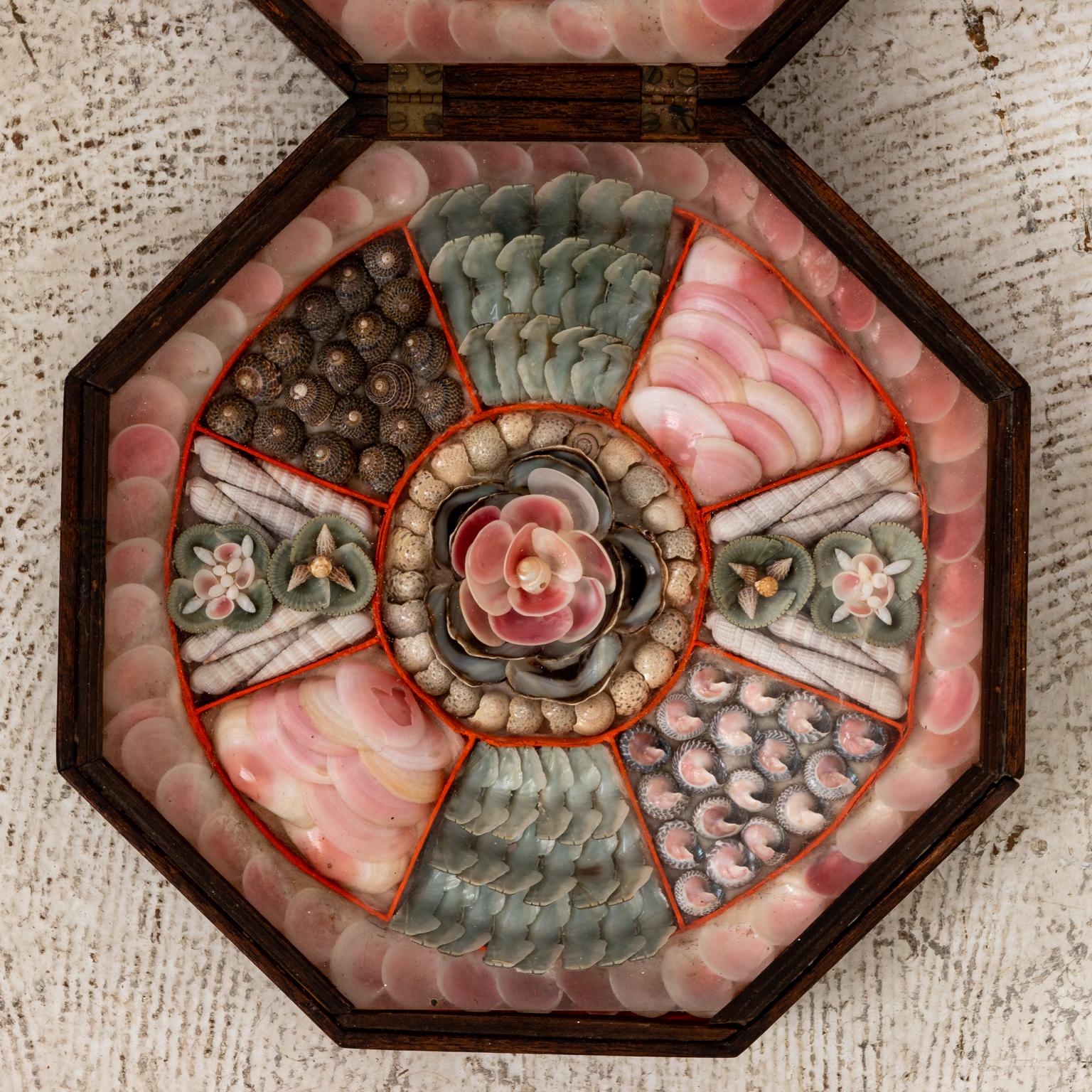 Circa Ende des 19. Jahrhunderts handgefertigtes Seemannsherz in Form einer Muschel in einer doppelten achteckigen Vitrine aus Mahagoni und Glas. Hergestellt in Barbados. Bitte beachten Sie die altersgemäßen Gebrauchsspuren. Jedes Achteck misst 8,75
