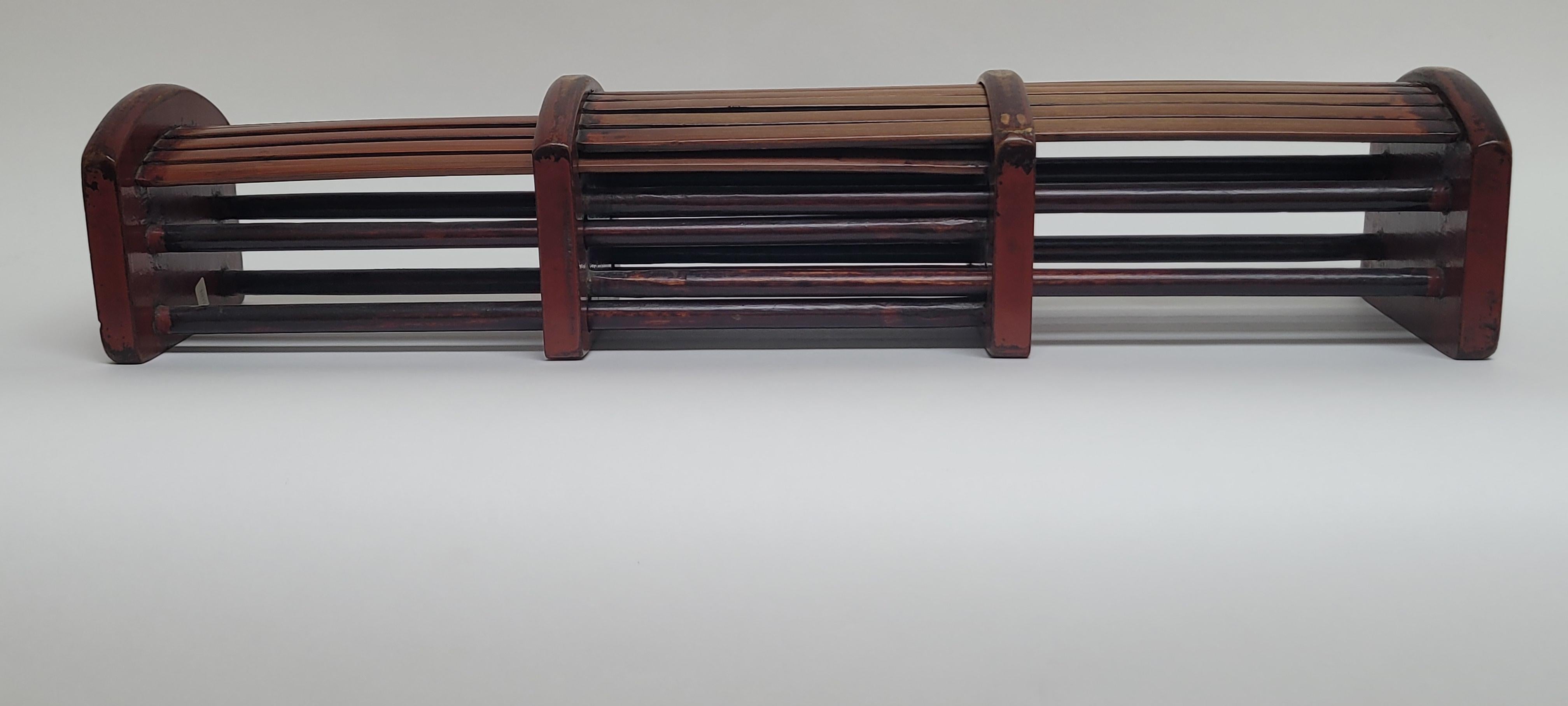 Oreiller double
Cet oreiller est conçu pour être utilisé par deux personnes.  Il était laqué en rouge mais la plupart de la laque rouge s'est déjà usée.  Cependant, l'oreiller lui-même est bien intact et ne présente aucun dommage. La partie