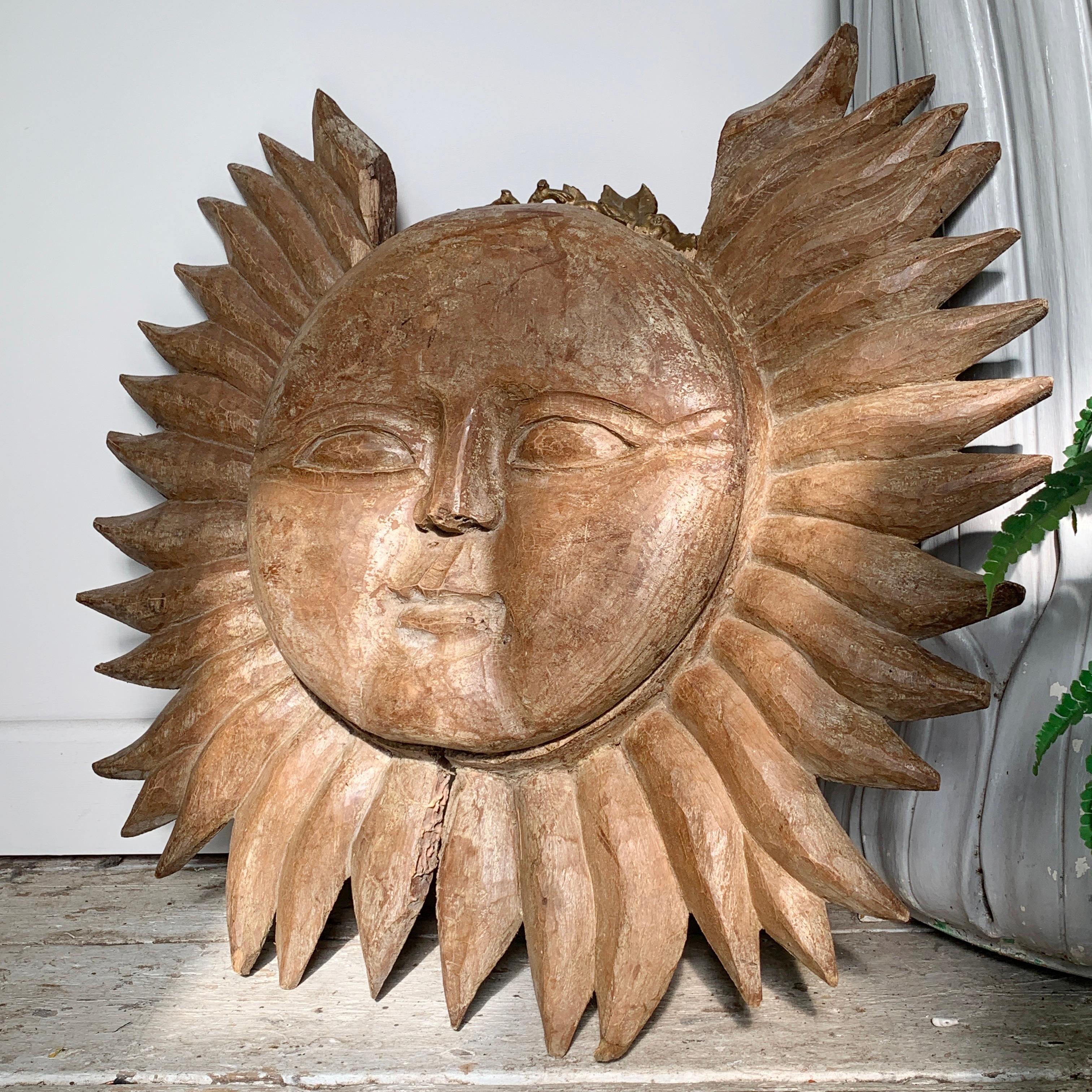 Sun en bois sculpté double face du 19ème siècle Bon état - En vente à Hastings, GB
