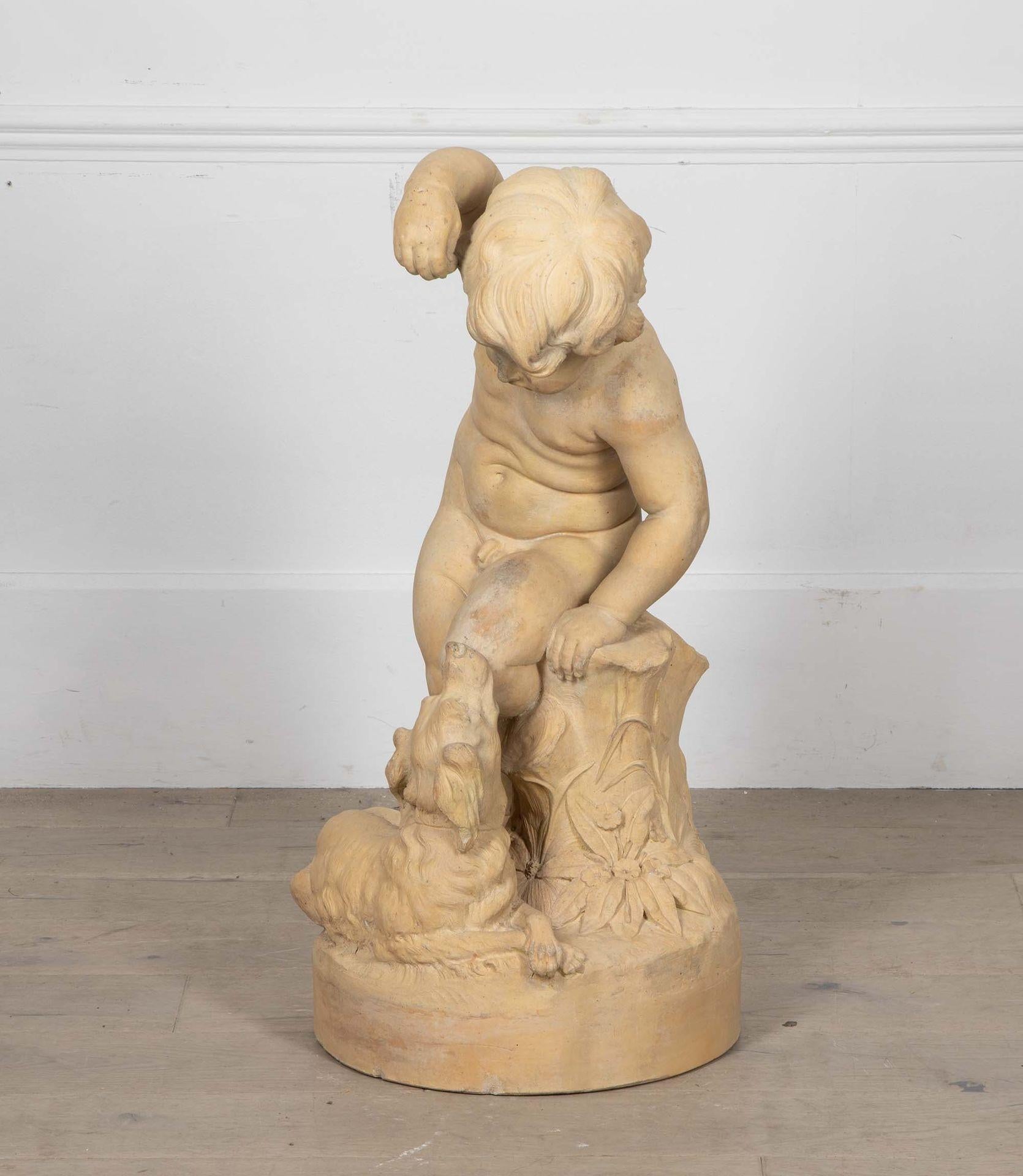 Englische Terrakotta-Statue aus dem späten 19. Jahrhundert, die einen Jungen darstellt, der einen Hund füttert, von Doulton and Co.
Die prächtig modellierte Gruppe ist handgefertigt und wahrscheinlich das Werk von John Broad, einem der bedeutendsten