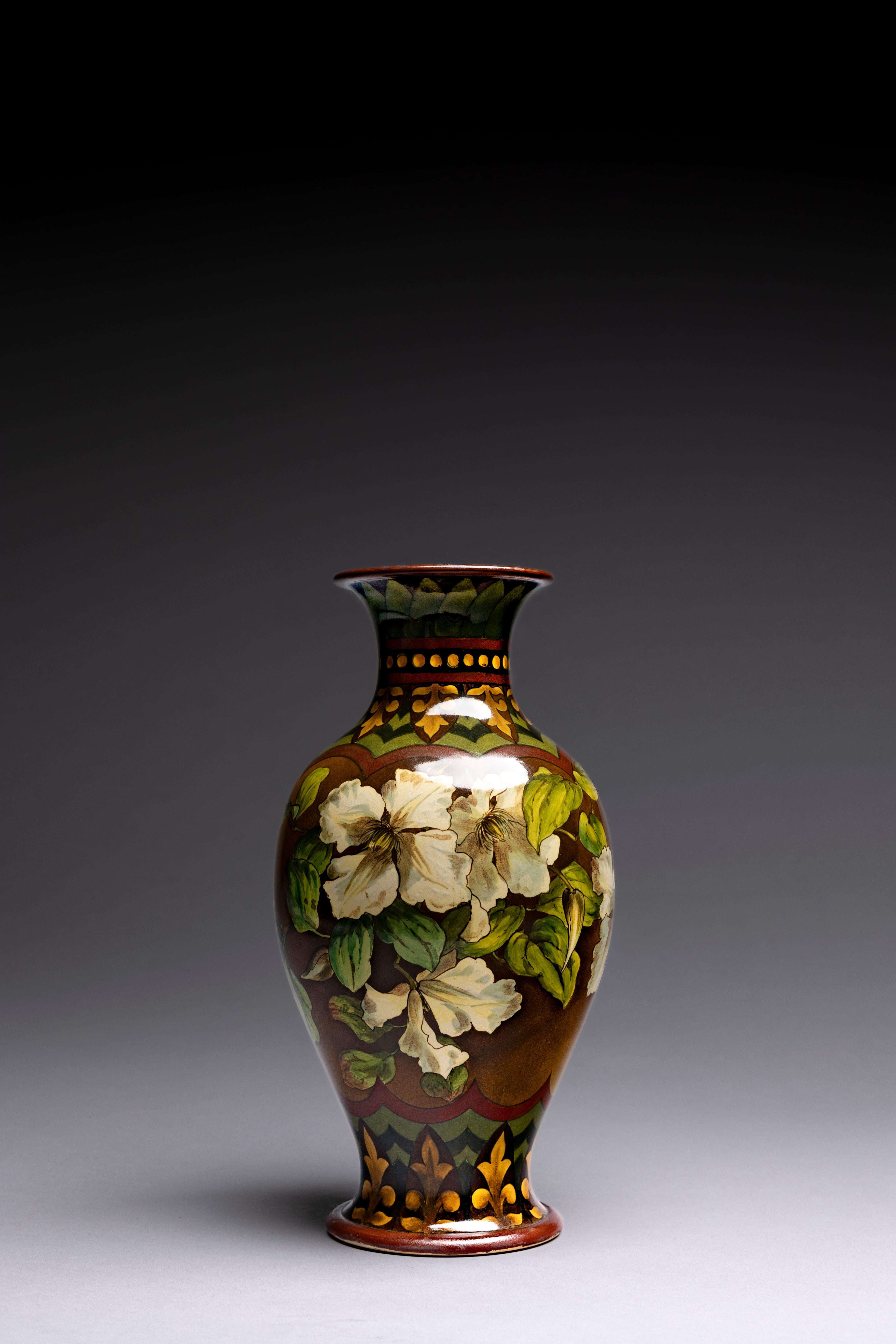 Vase en grès Lambeth de Doulton, décoré de magnifiques fleurs peintes à la main par A. Euphemia Thatcher.

L'usine Doulton de Lambeth, comme de nombreuses poteries du XIXe siècle et du début du XXe siècle, employait des jeunes femmes comme peintres