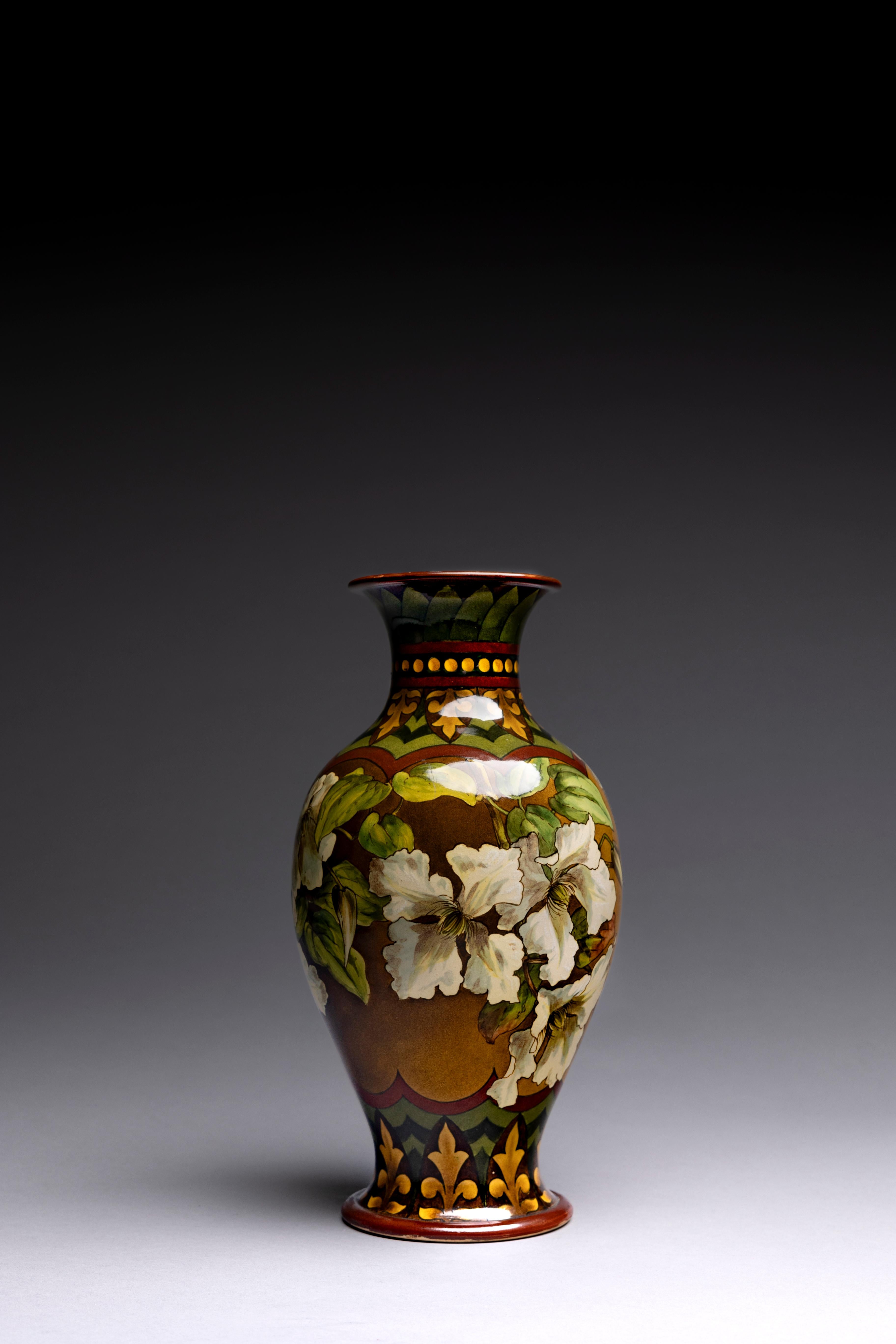 Arts and Crafts Vase floral Doulton Lambeth du 19ème siècle en vente