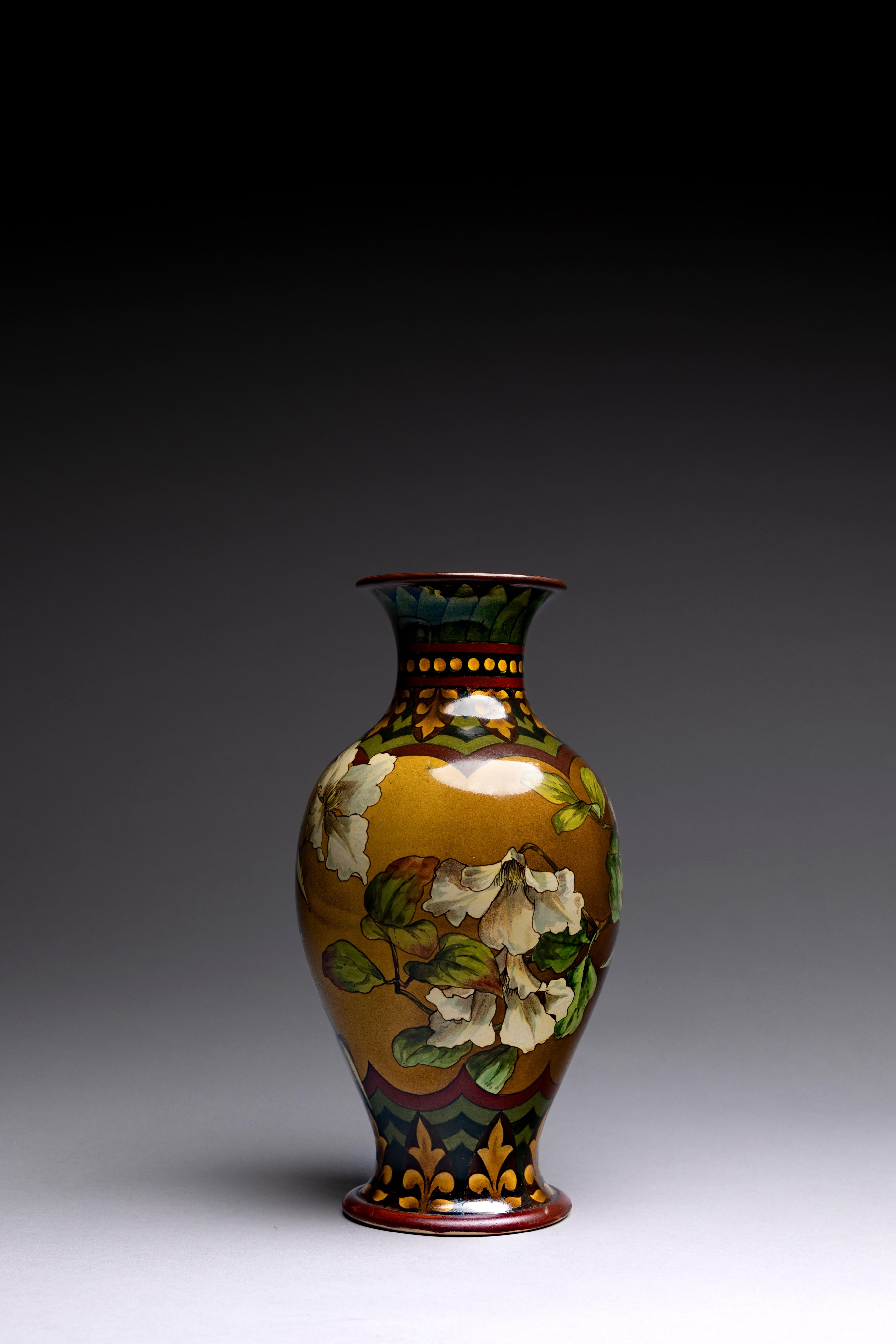 Peint à la main Vase floral Doulton Lambeth du 19ème siècle en vente