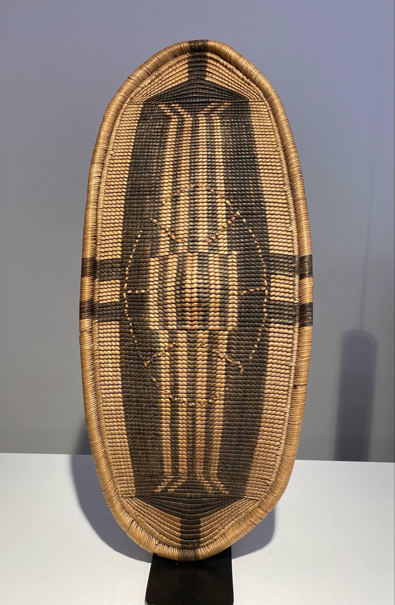 19th century exclusive antique African Bandia Nsakara Zande war shield
A top quality / Museum quality extremely rare shield !!!
High quality rare war shield !!!

Tribe: Bandia / Nsakara Sultanate of Djabbir / Zande
Country DR CONGO

TOTAL length of
