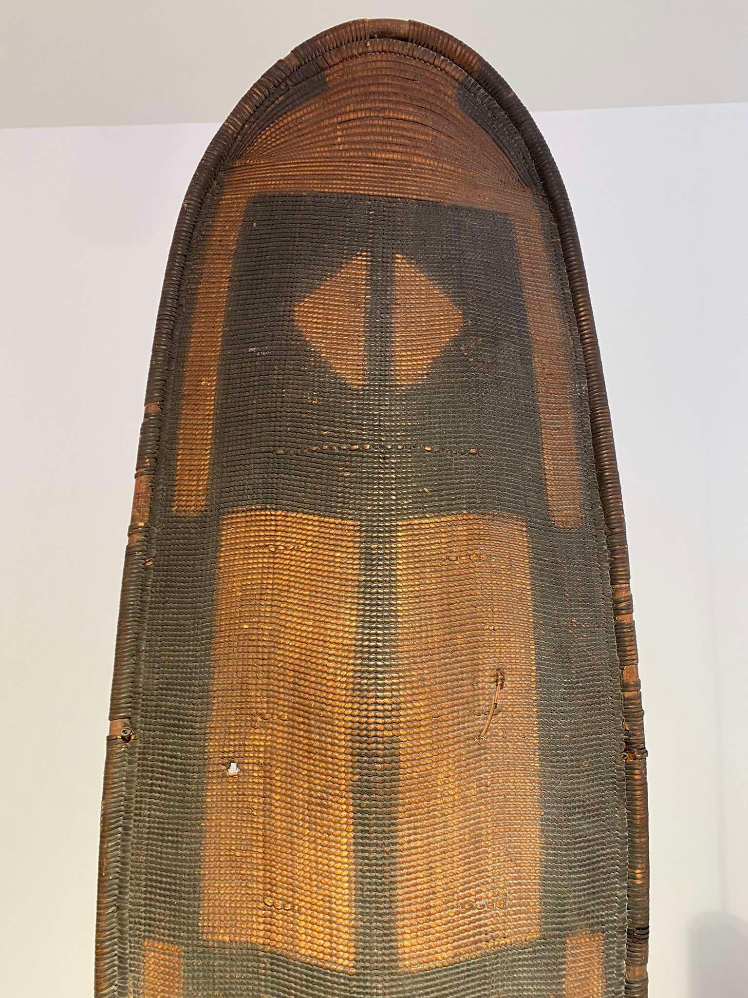 Art Gallery Decoster presents a :
19th century exclusive antique African Ngbandi war shield
A top quality / Museum quality extremely rare shield !!!
Big sized high quality rare shield !!!

Tribe: Ngbandi / Yakoma

Country : DR CONGO

TOTAL length of