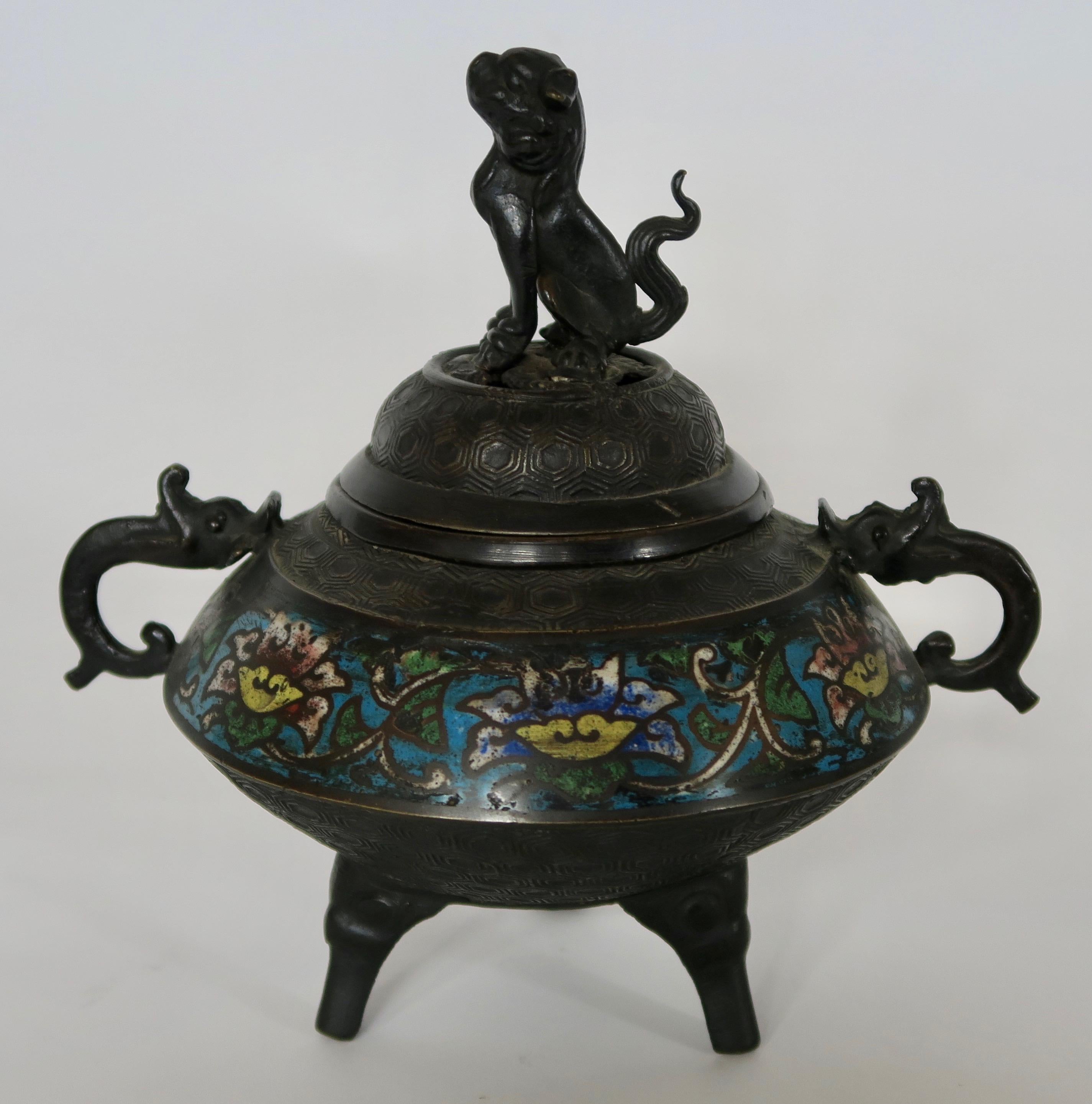 Dragon censer.
Period: late 19th century.
Very good quality finish.
Nice enameled decor colors and beautiful age patina.
Dimensions: Diameter 15 cm and 20 cm with the handles decor x height 20 cm.