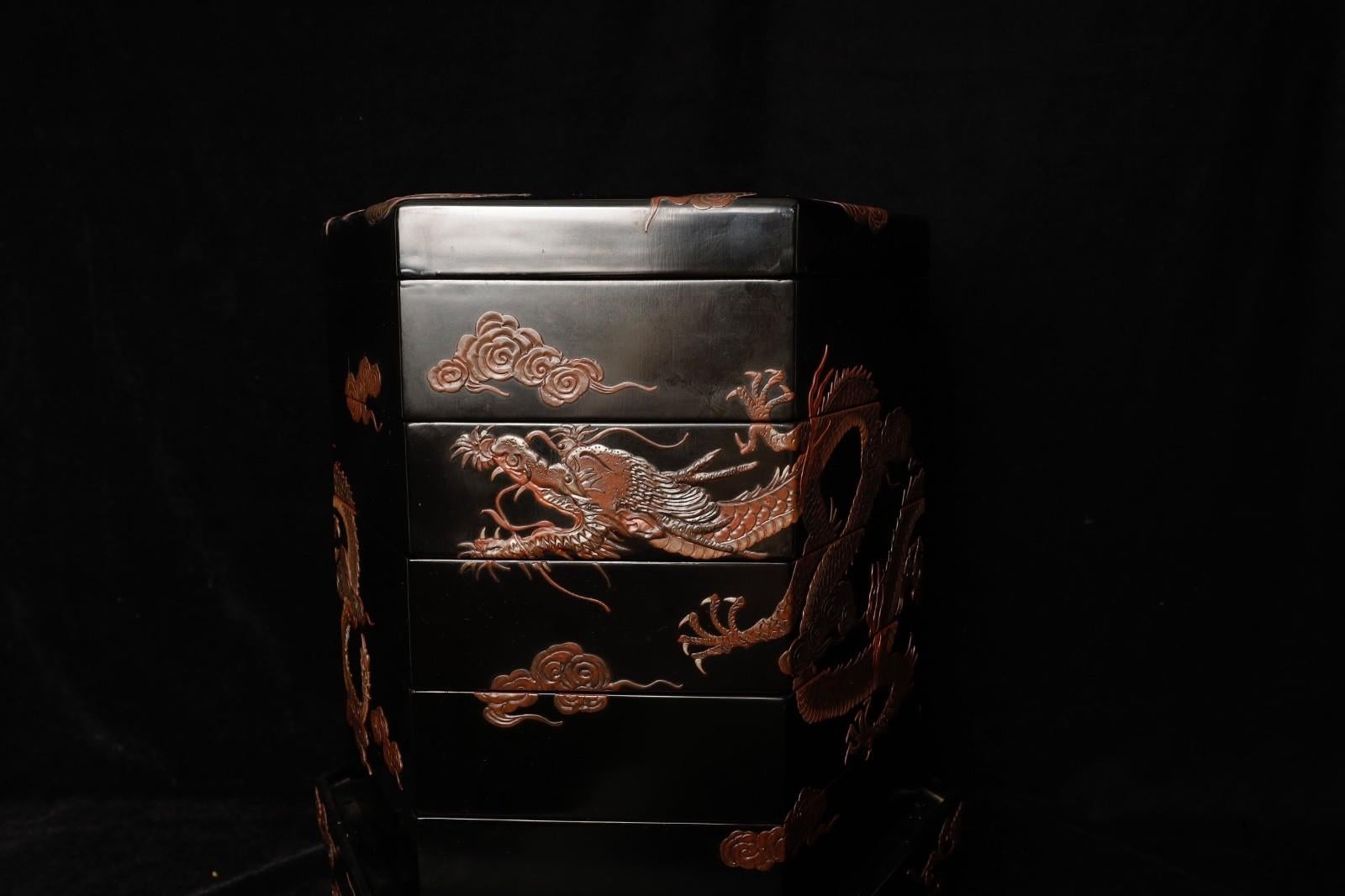 siglo XIX  Caja lacada dragón en venta 3