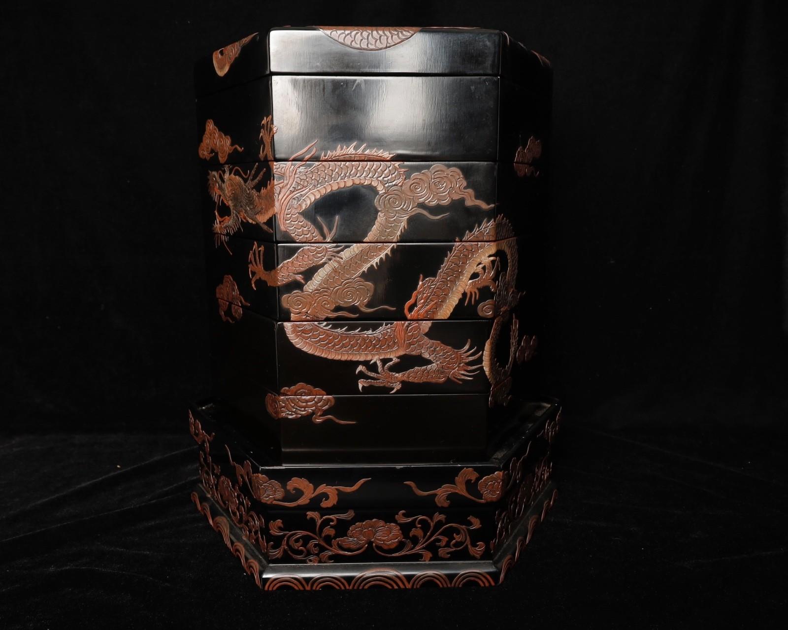 siglo XIX  Caja lacada dragón en venta 4