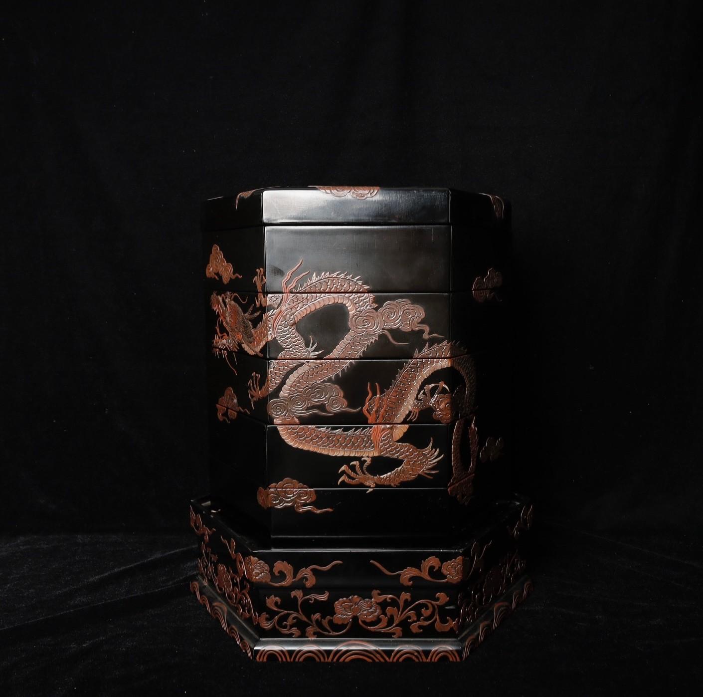 siglo XIX  Caja lacada dragón en venta 6