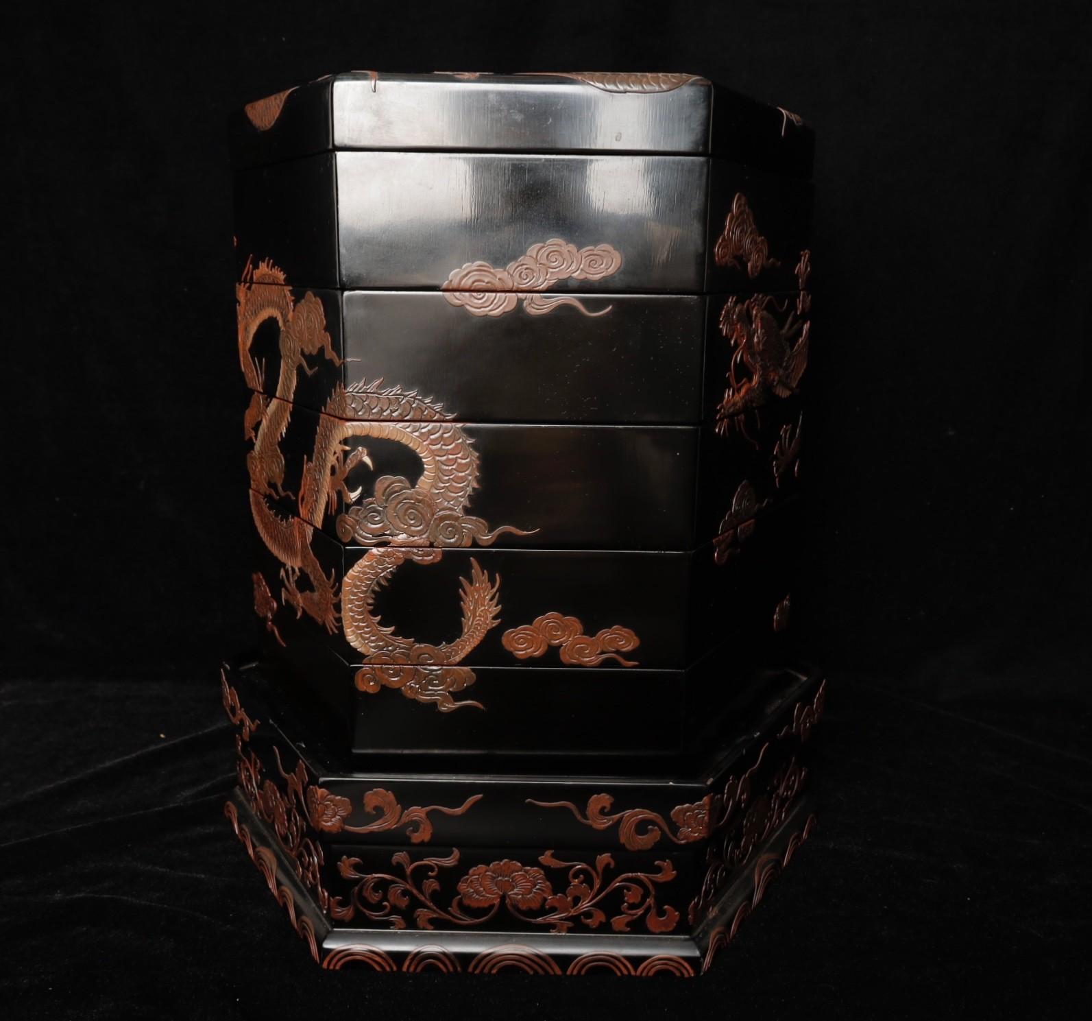 siglo XIX  Caja lacada dragón en venta 7