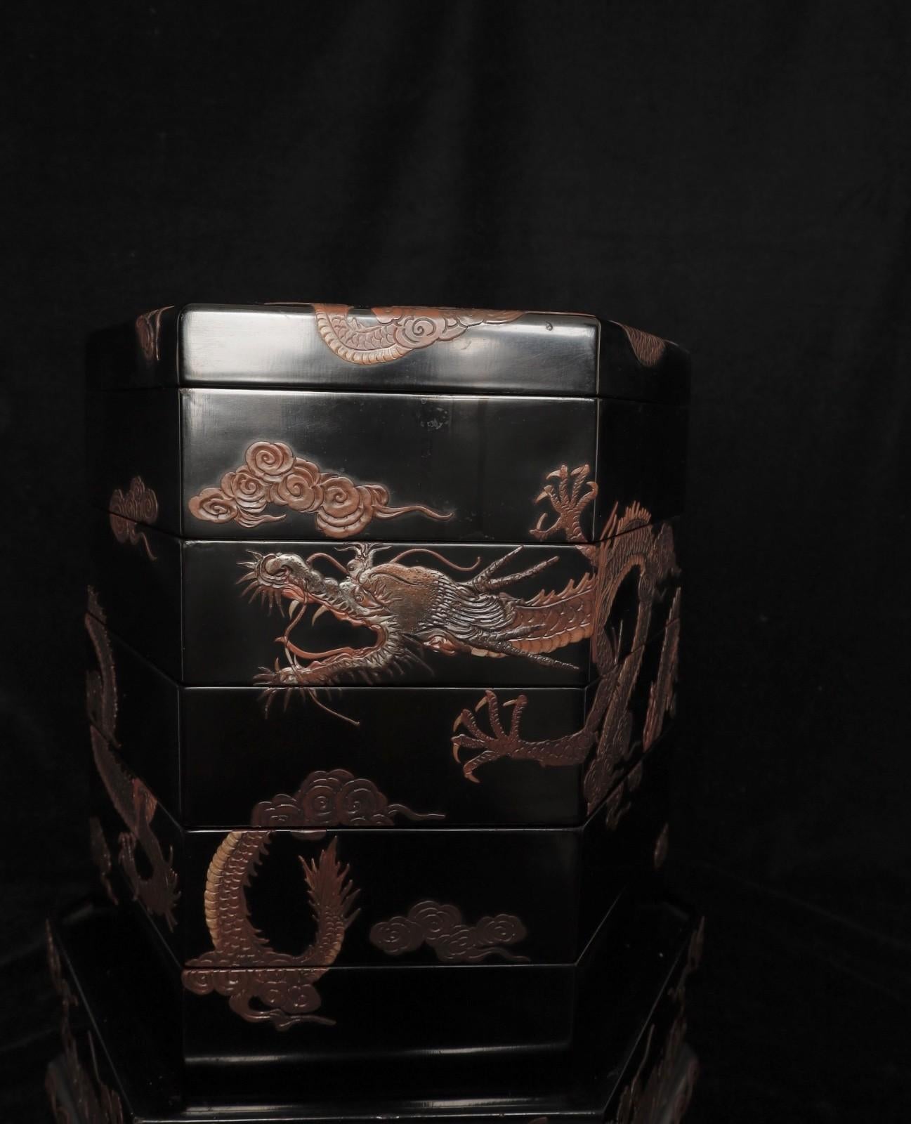 siglo XIX  Caja lacada dragón en venta 8