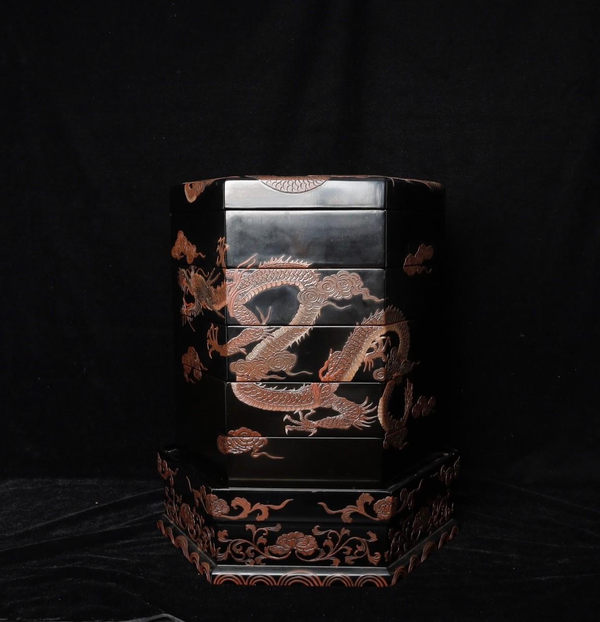 siglo XIX  Caja lacada dragón en venta 9