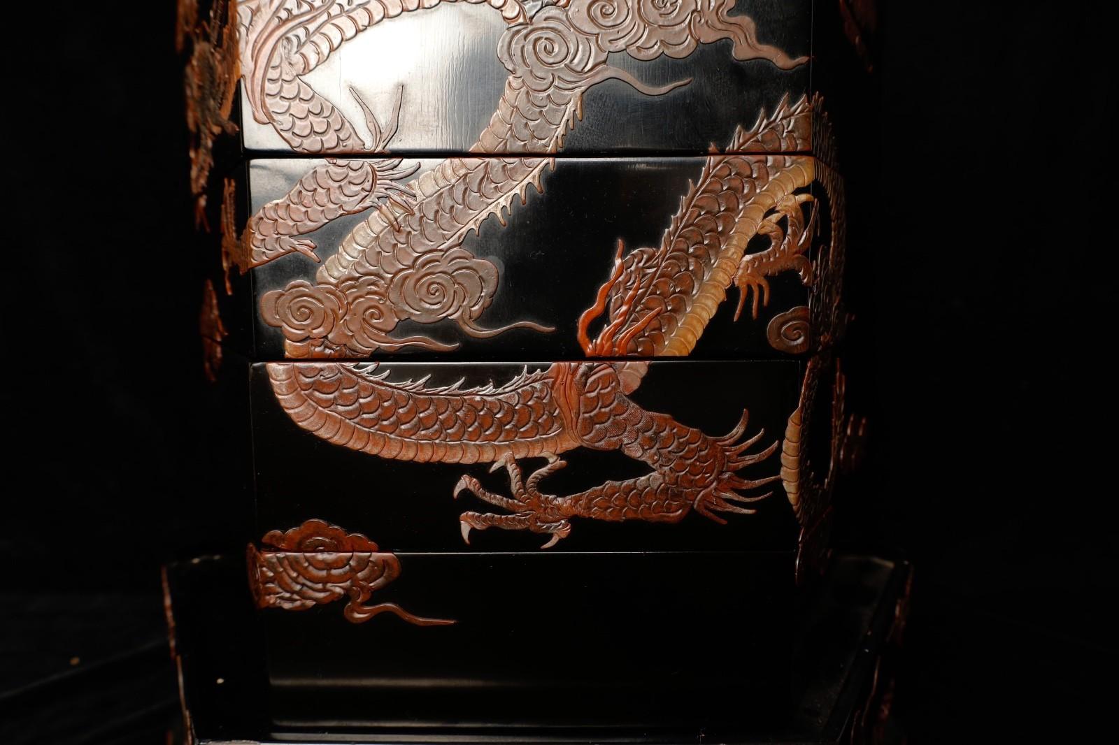 siglo XIX  Caja lacada dragón Edo en venta