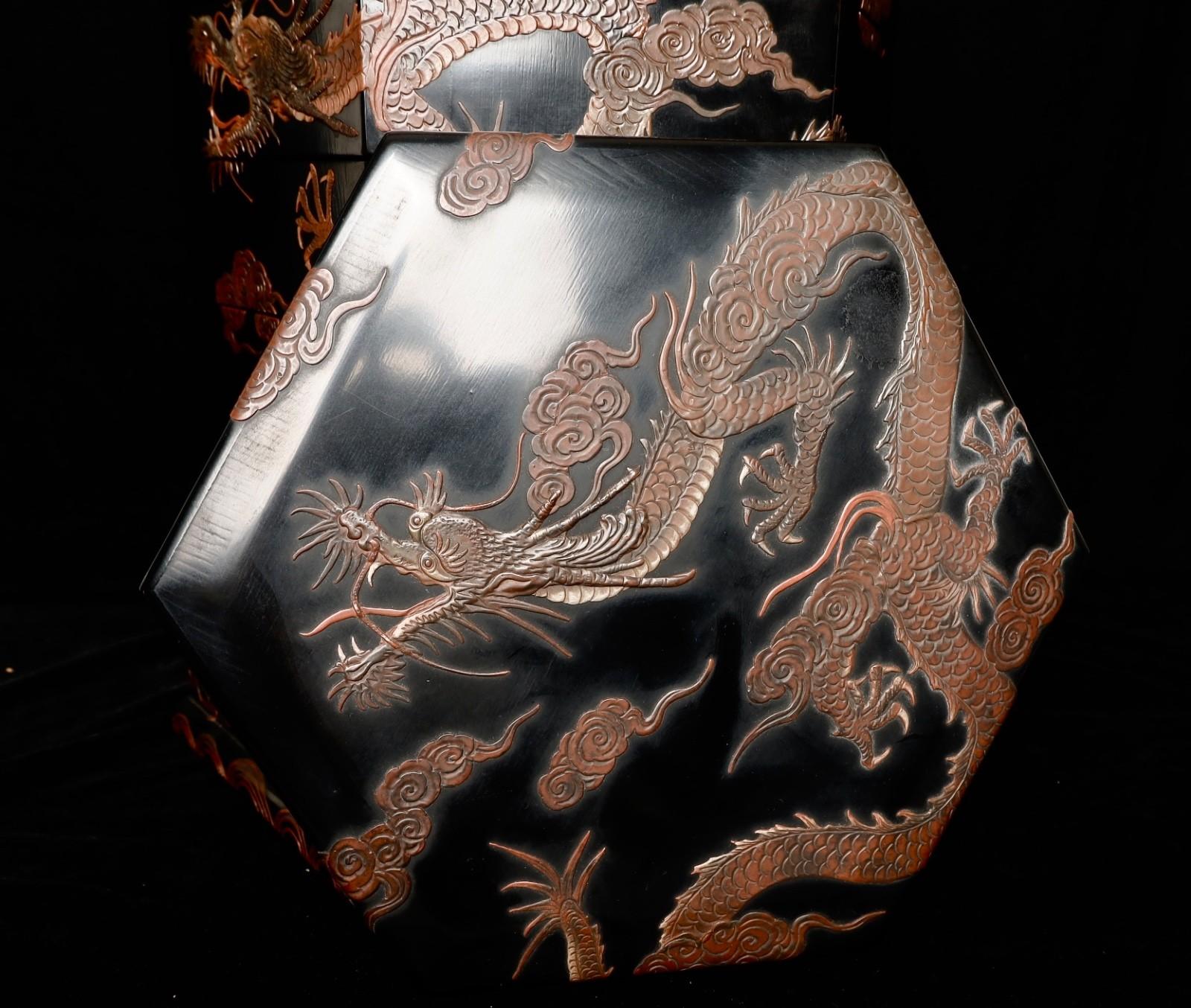 siglo XIX  Caja lacada dragón Japonés en venta