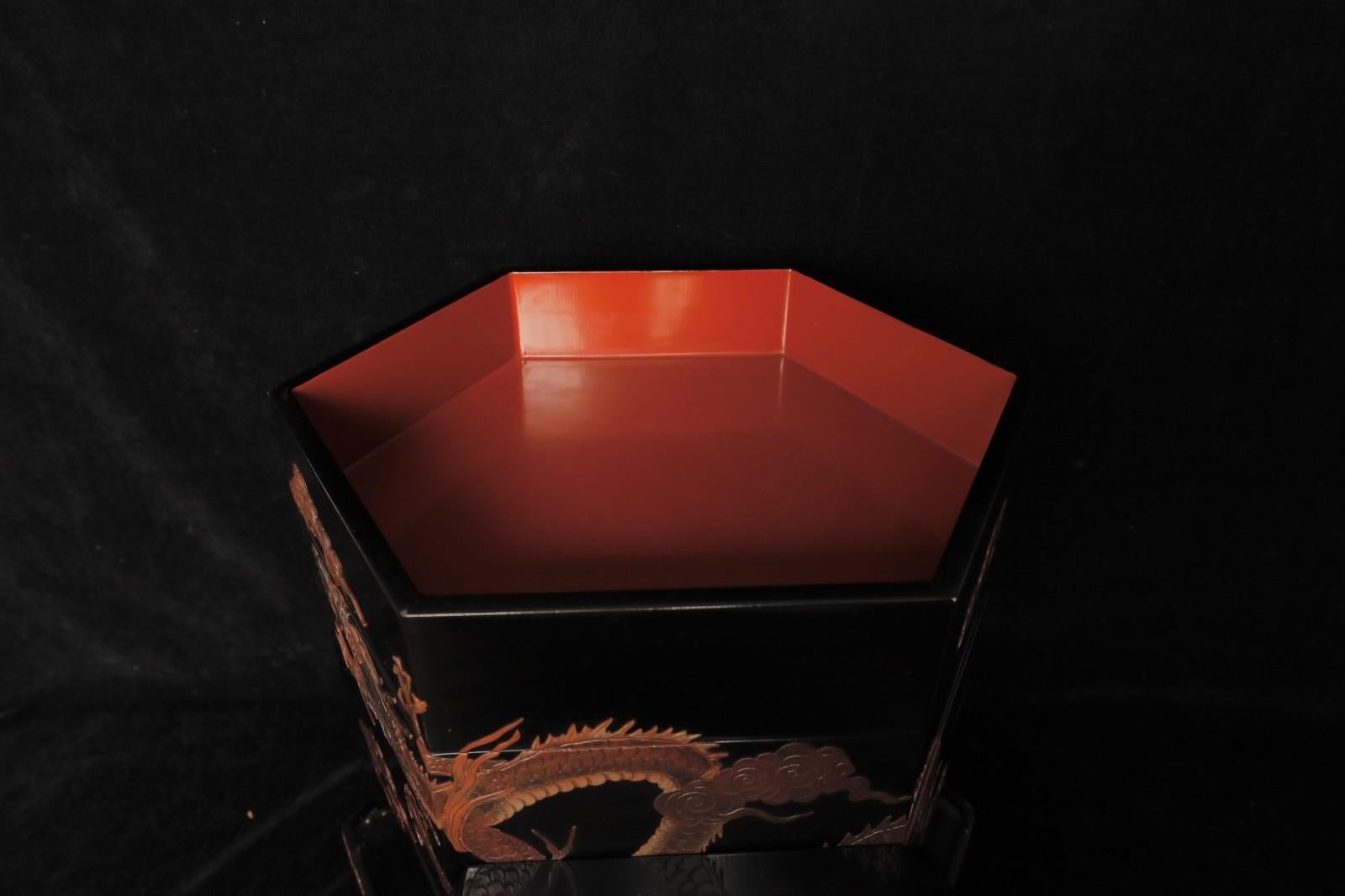 siglo XIX  Caja lacada dragón en venta 1