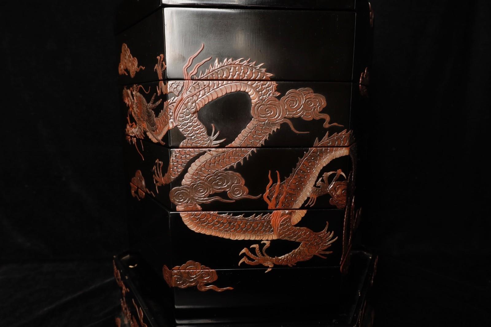 siglo XIX  Caja lacada dragón en venta 2