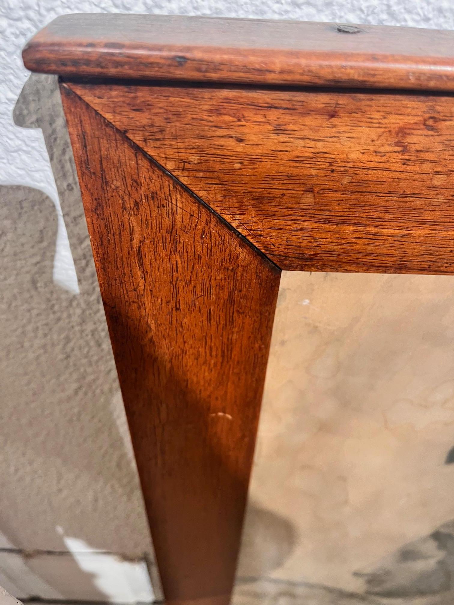 Une paire frappante de dessins au crayon du 19e siècle représentant des personnages classiques héroïques portant des casques à plumes élaborés. Rendues avec des ombres élégantes et de grands détails, ces œuvres apportent une présence historique