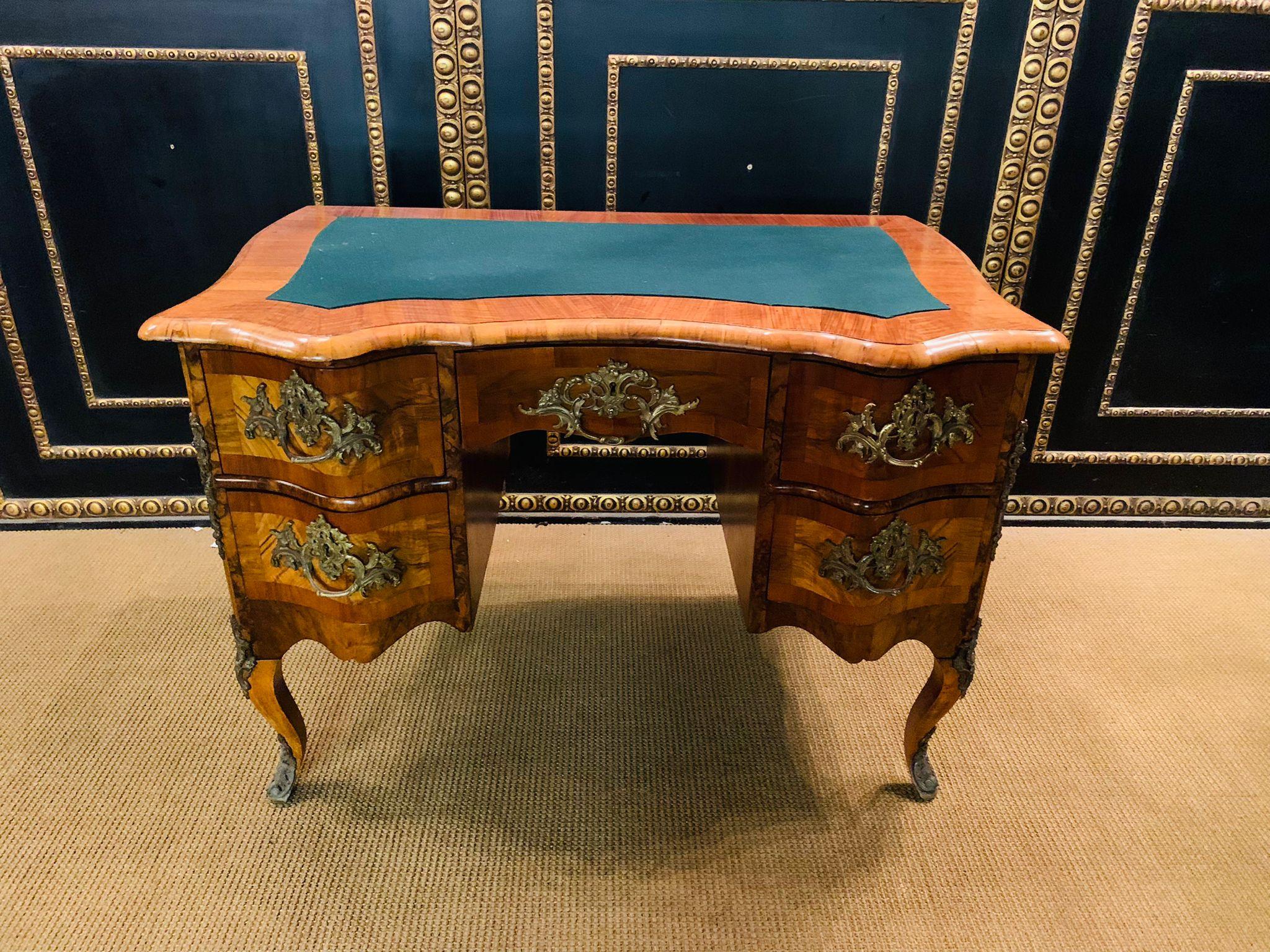Antiker Dresdner Barock-Schreibtisch des 19. Jahrhunderts mit Nussbaumfurnier im Angebot 5