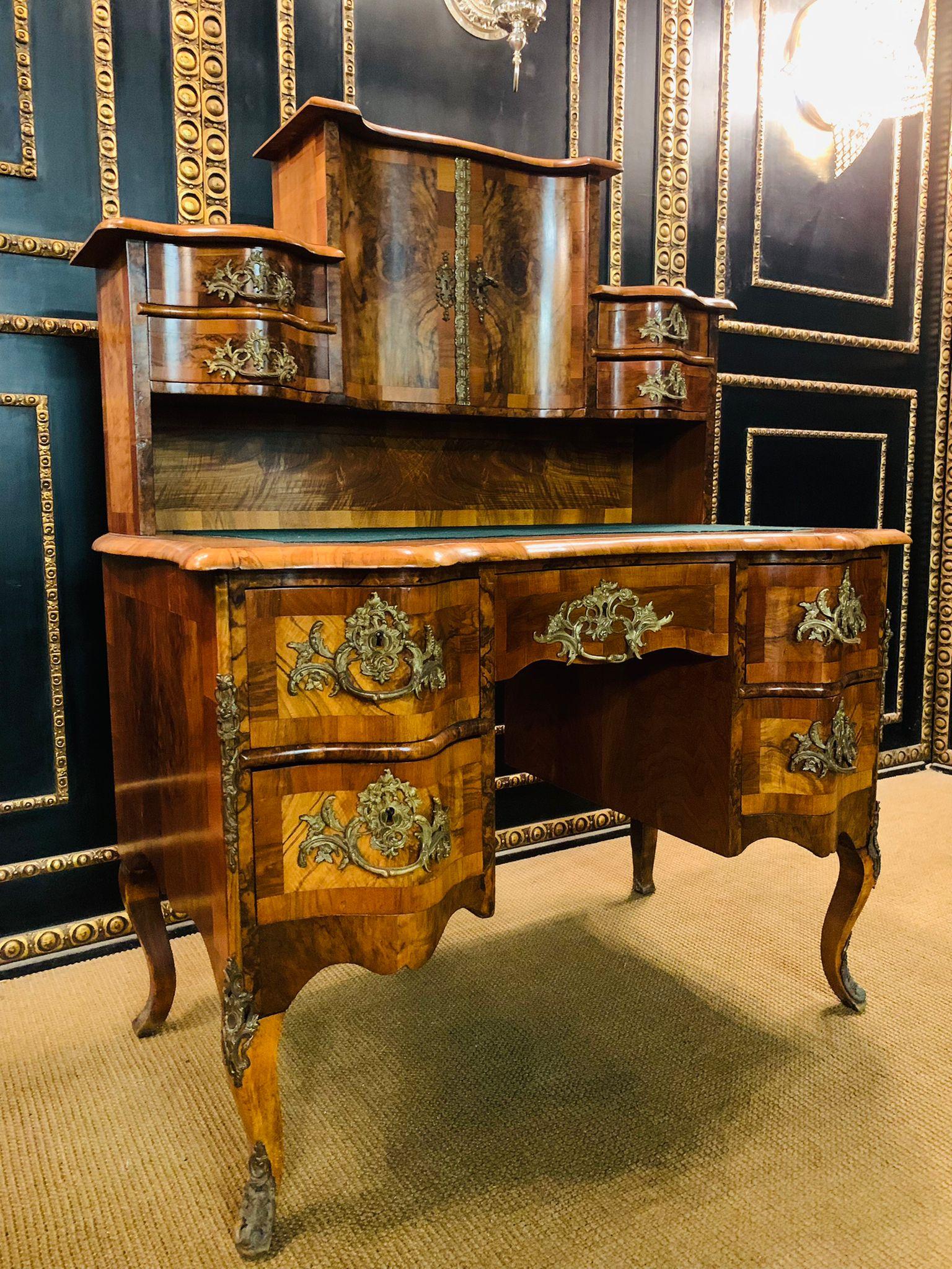 Antiker Dresdner Barock-Schreibtisch des 19. Jahrhunderts mit Nussbaumfurnier (Furnier) im Angebot